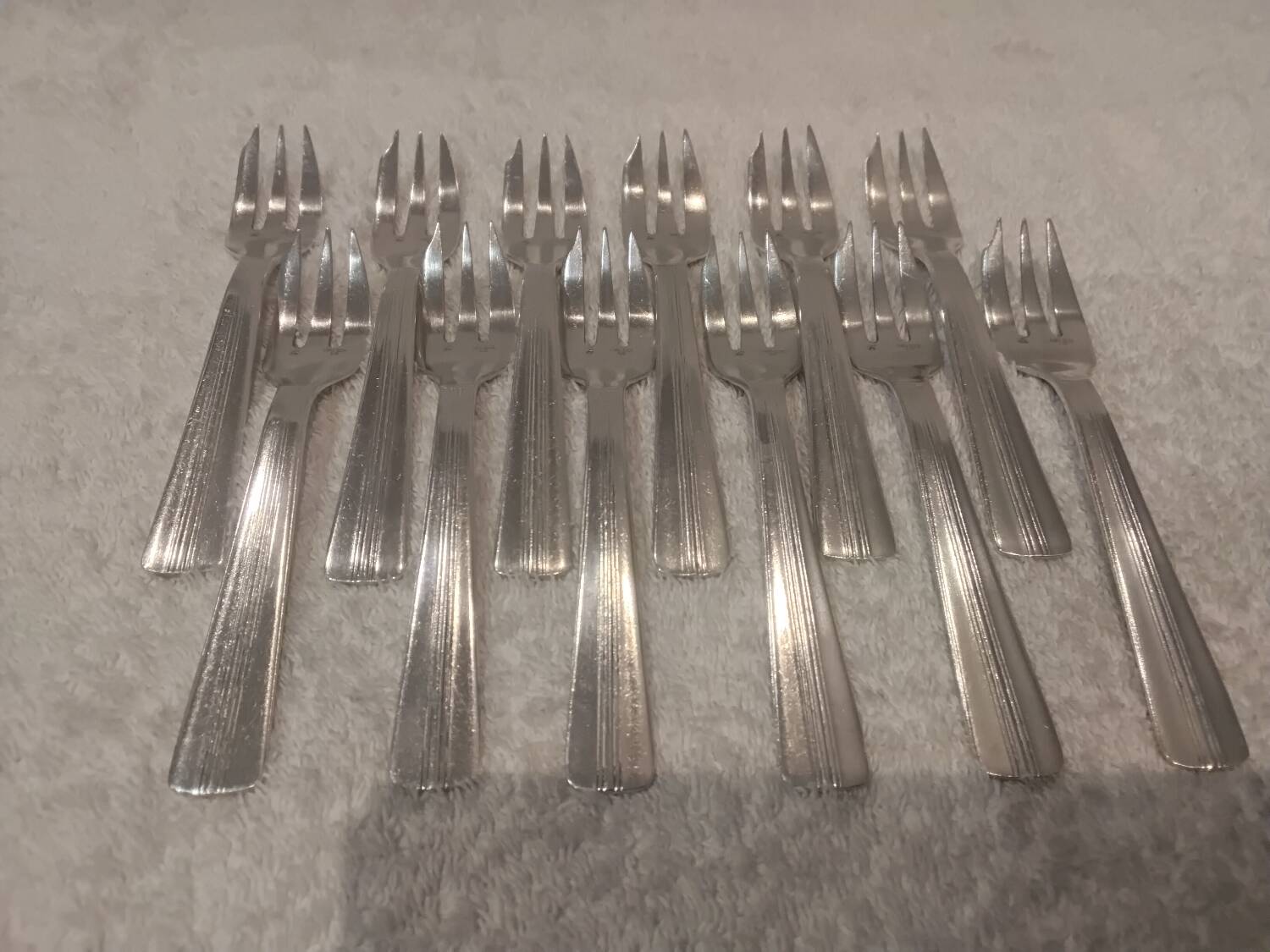 12 fourchettes à gateaux en métal argenté orfèvre Ercuis Chantilly