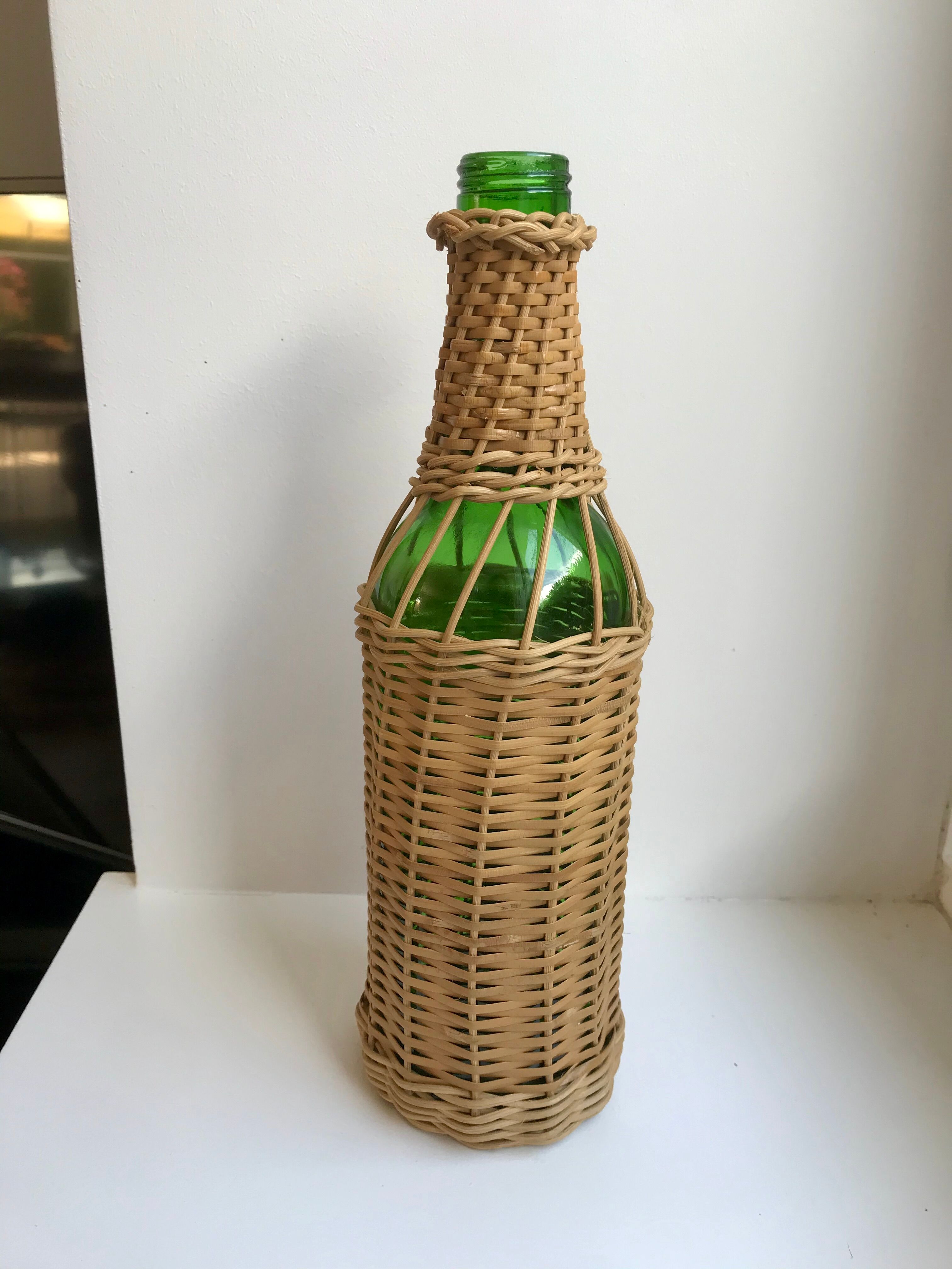 bouteille entourée de rotin années 70