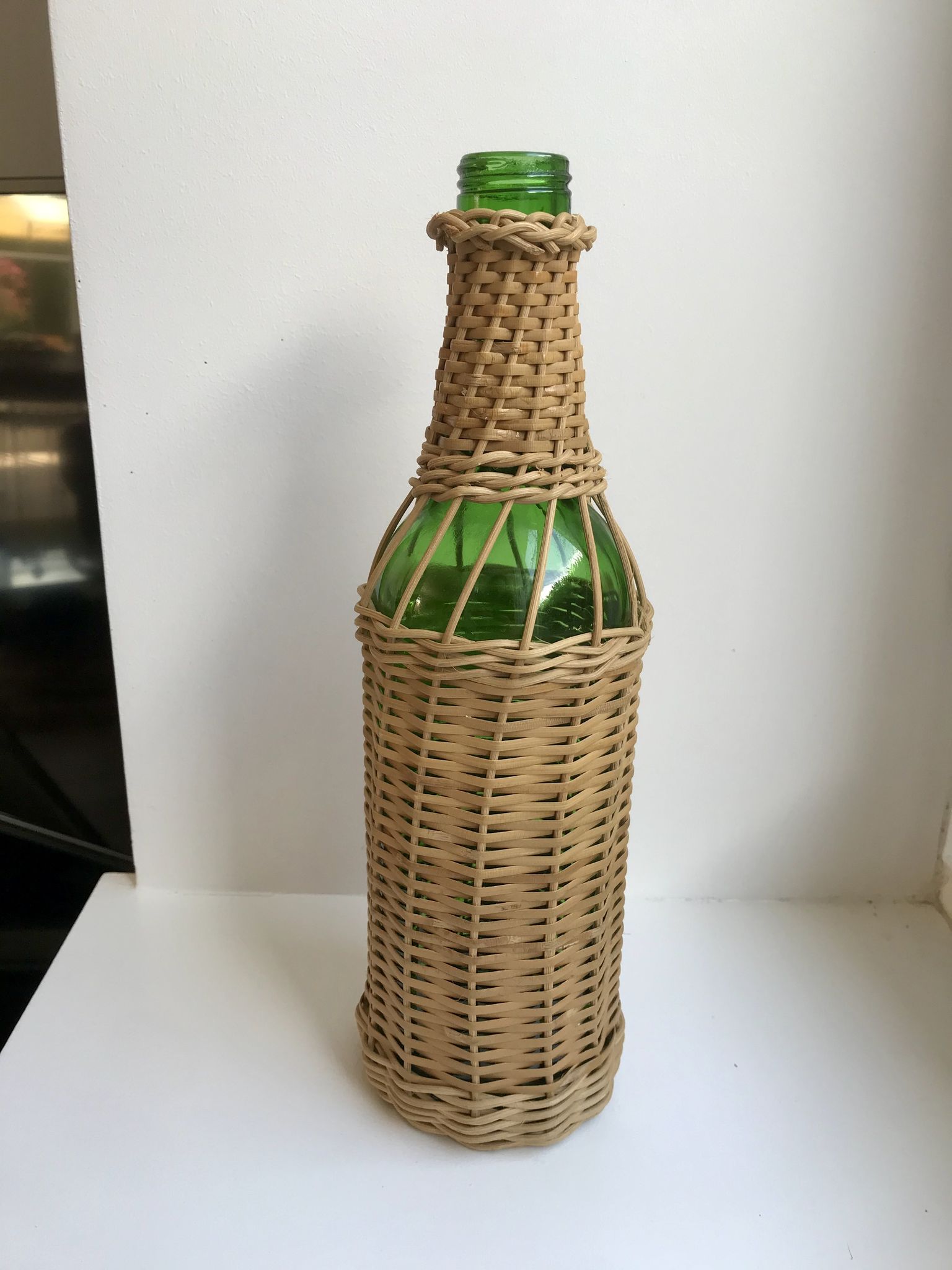 bouteille entourée de rotin années 70