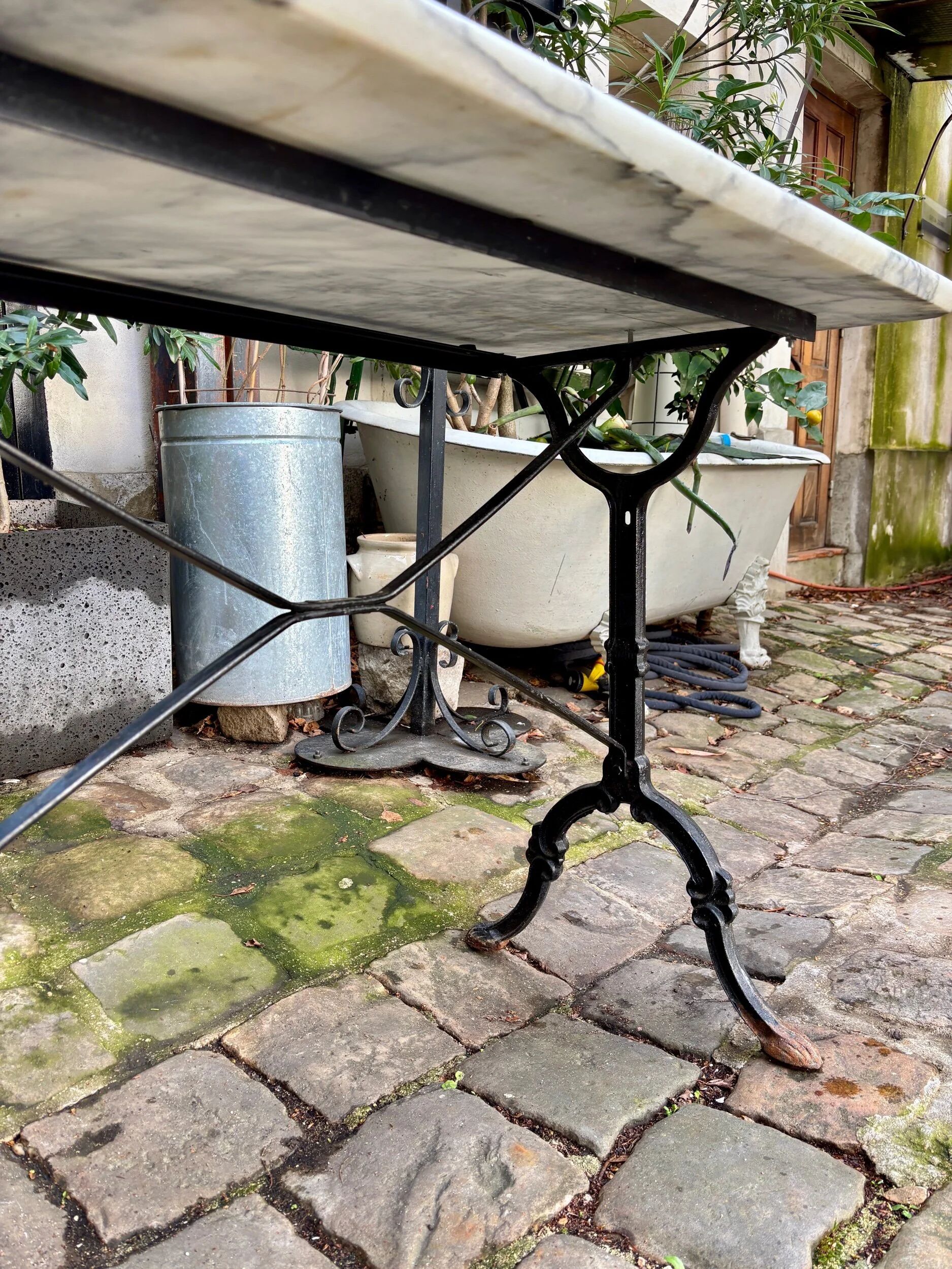 Grey marble bistro table with black cast iron ☐ 110 x 60 cm