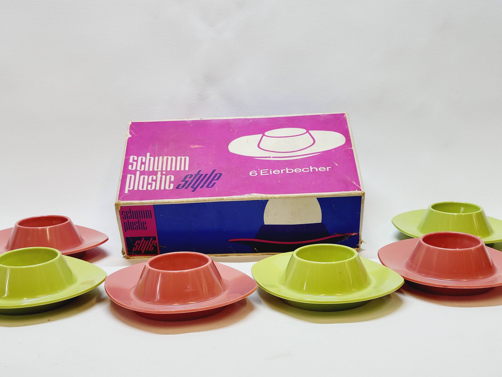 6 vintage plastic egg cups 1960s Schumm Plastic Style new in box