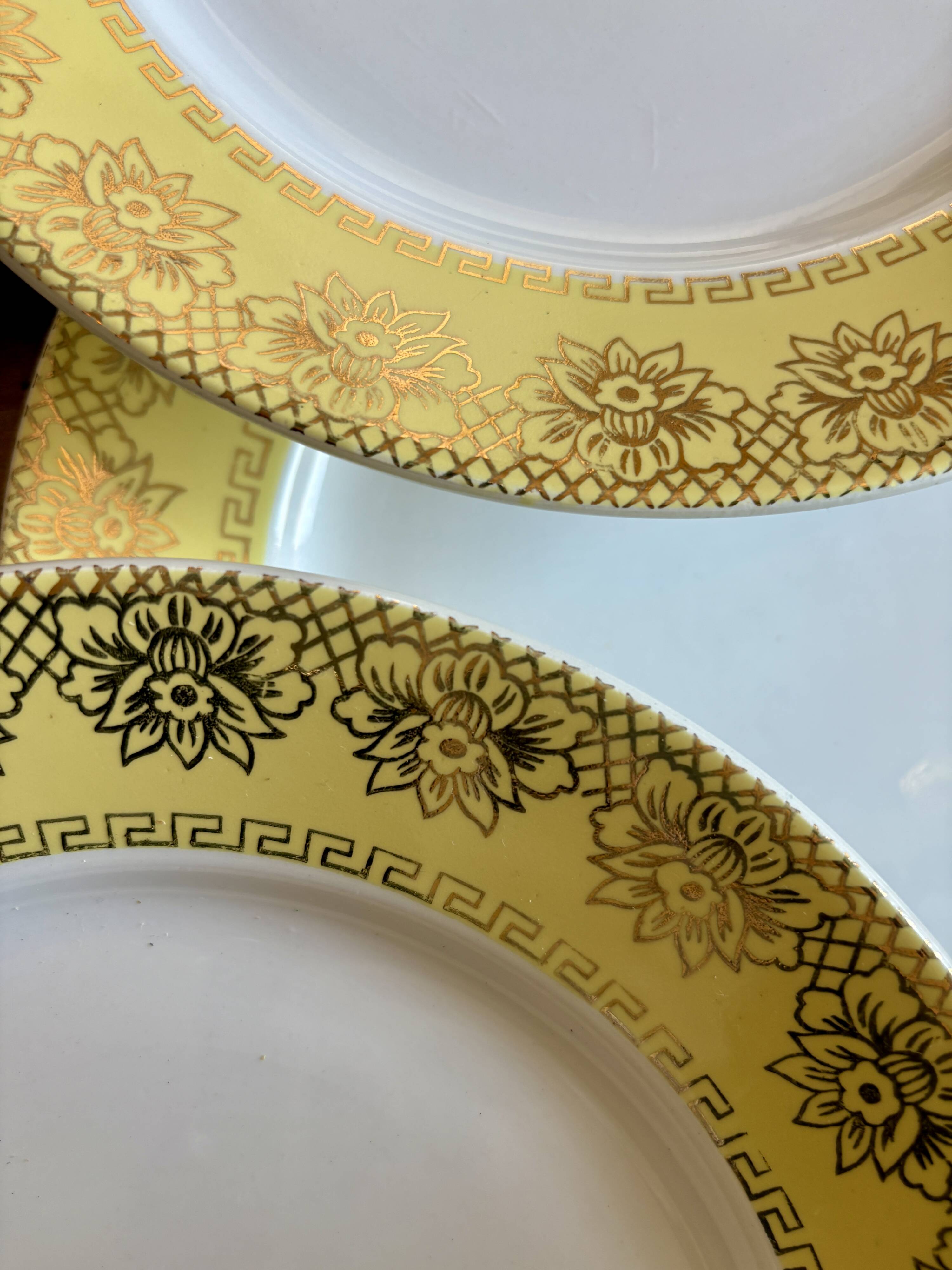 Set of 10 vintage white, yellow and gold dinner plates
