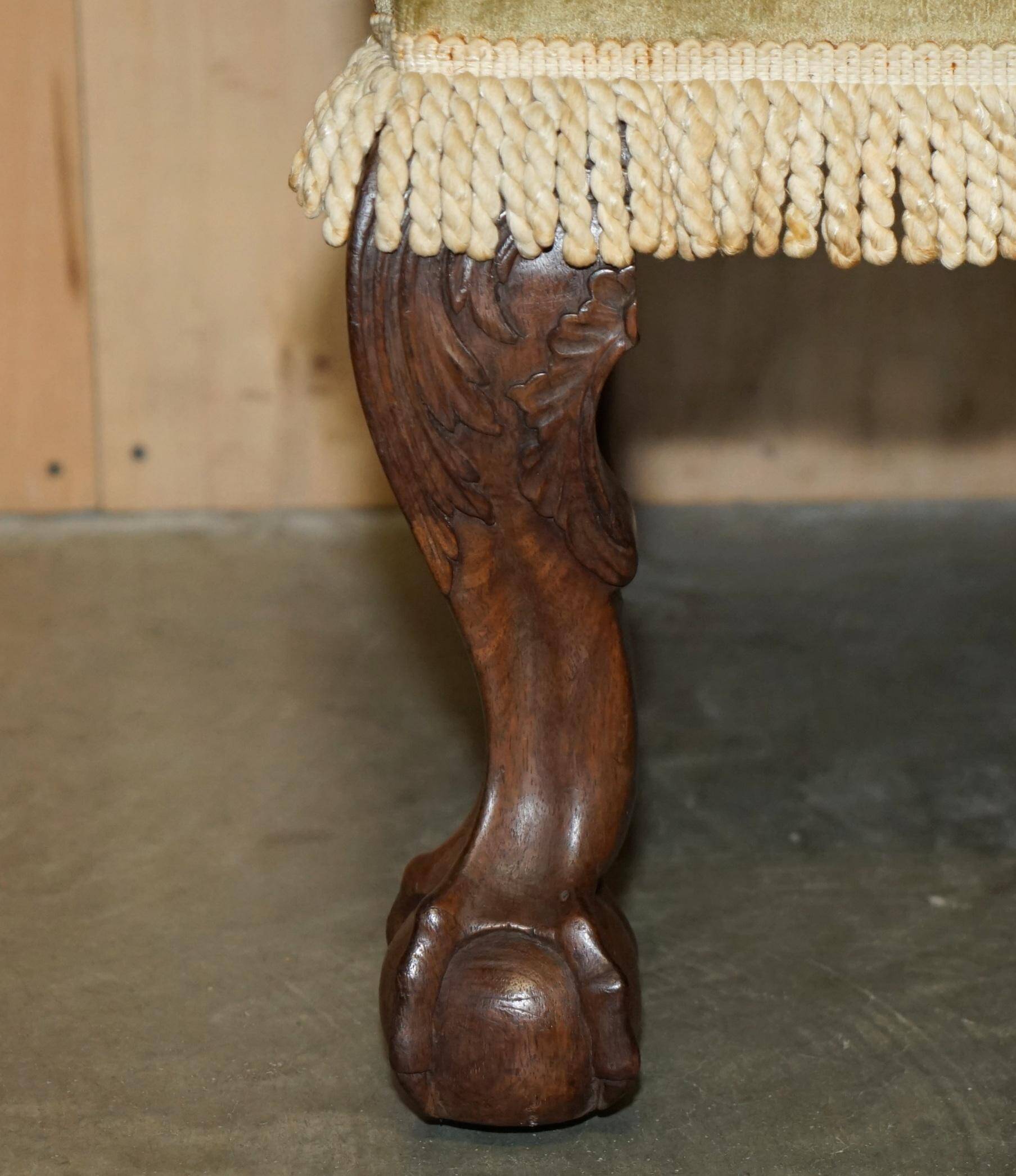 Canapé ancien George III circa 1780 sculpté à la main pieds griffe et boule