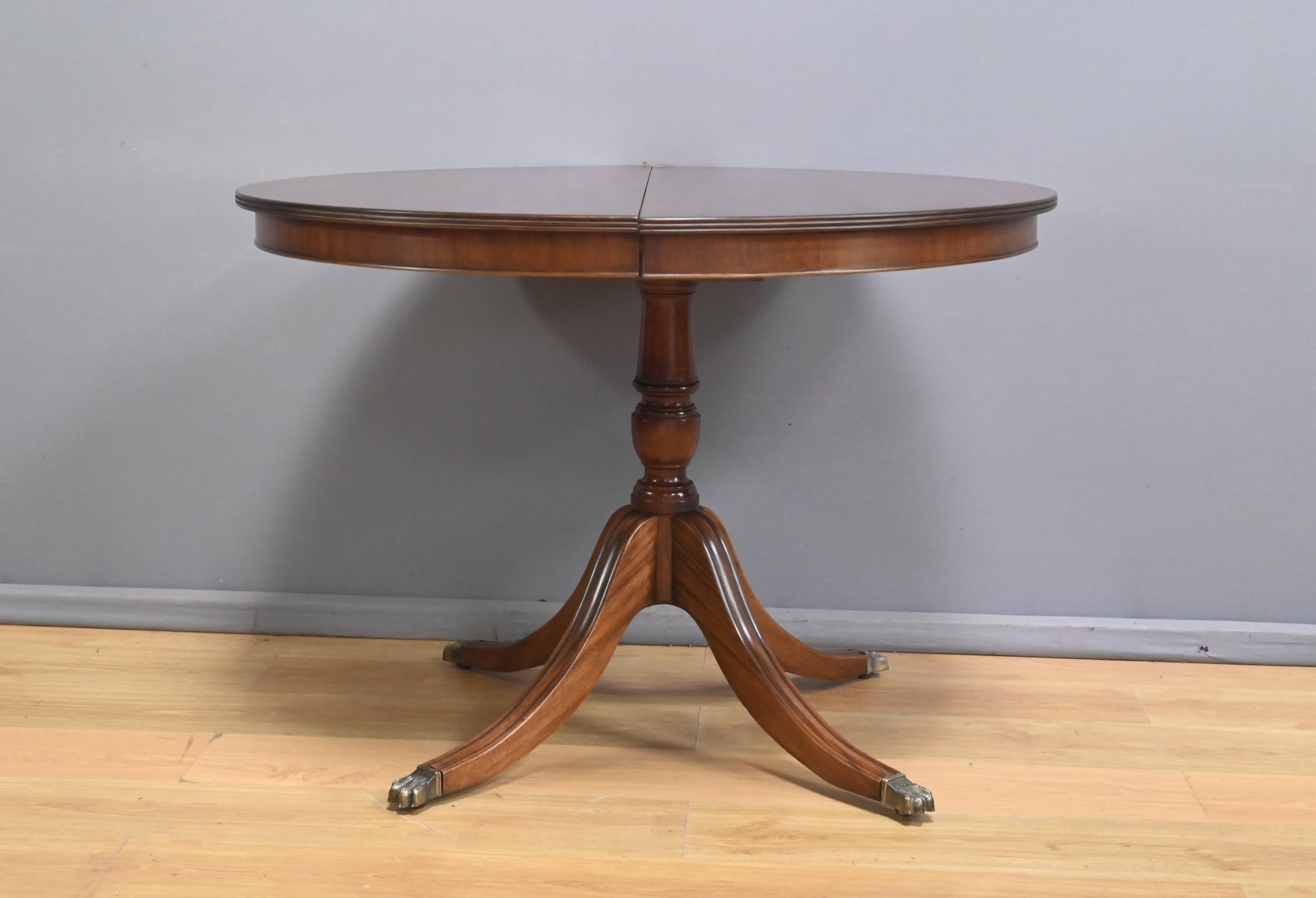 English Style Mahogany Extendable Pedestal Table - 1960