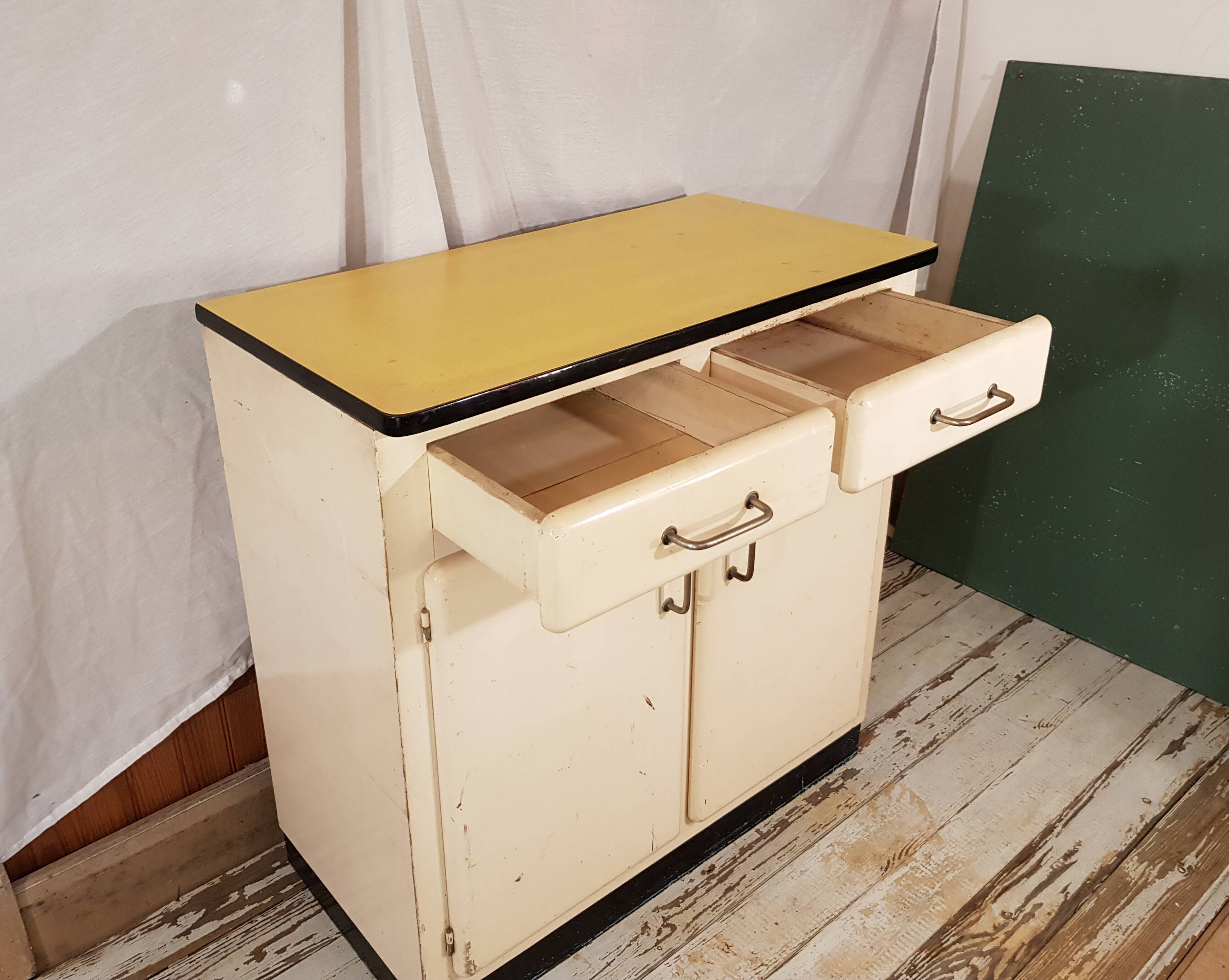 Mado buffet with yellow formica tray