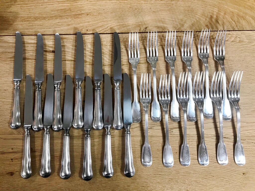 Set of 12 forks and knives in silver metal