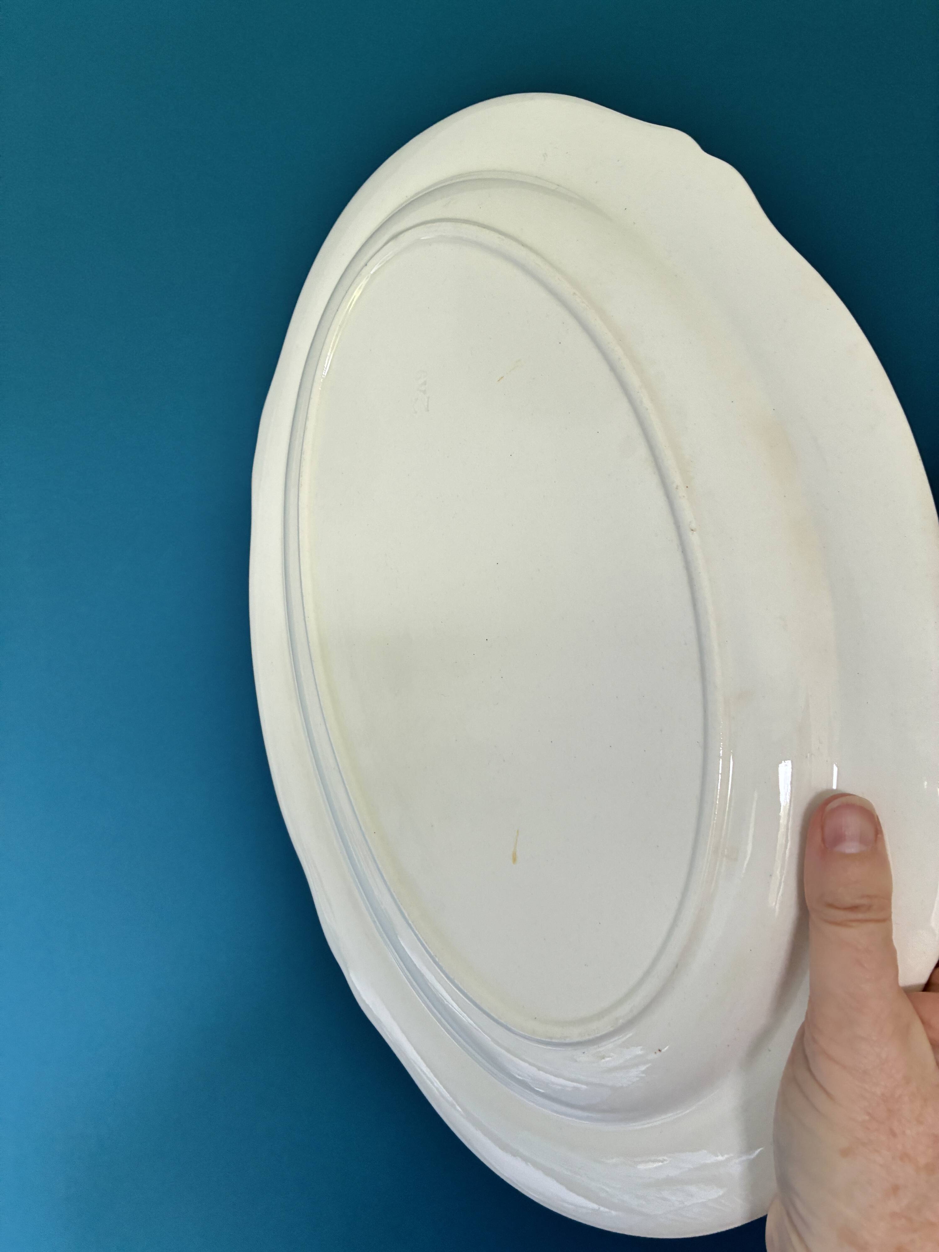 Oval serving dish in earthenware.