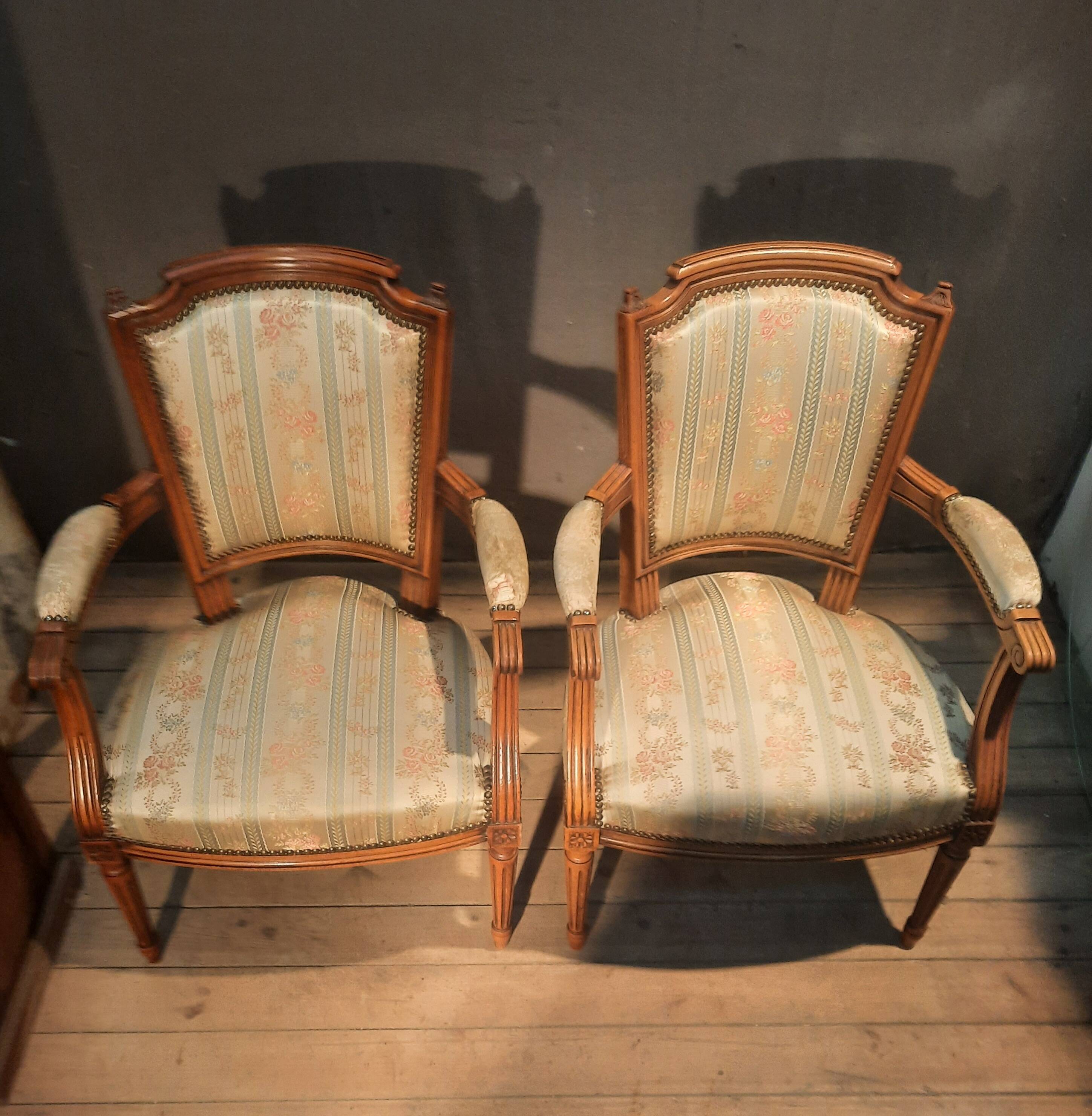 Paire de fauteuil tapissés style Louis XVI