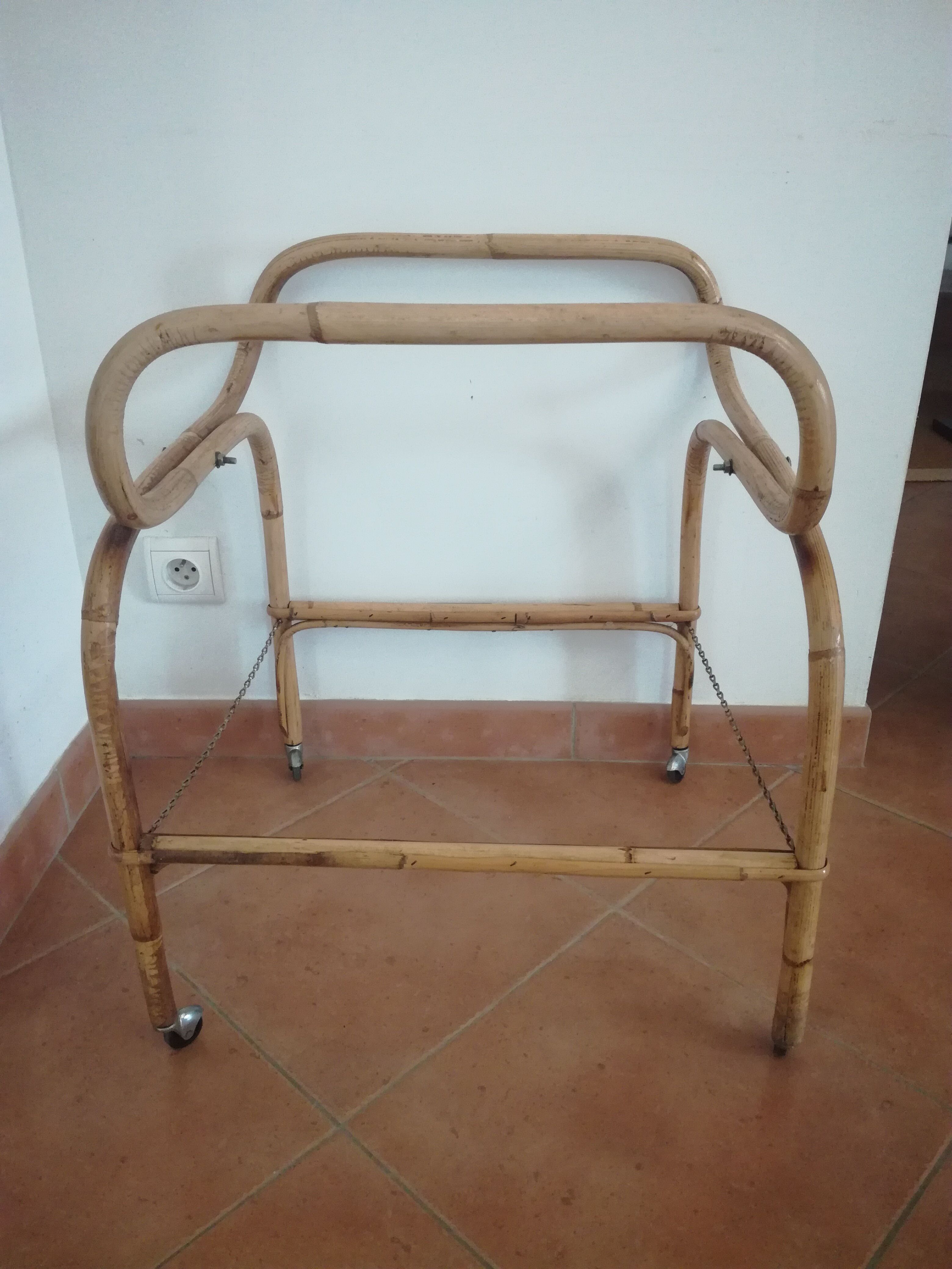 Rattan cradle with its support