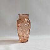 Vase en verre rose