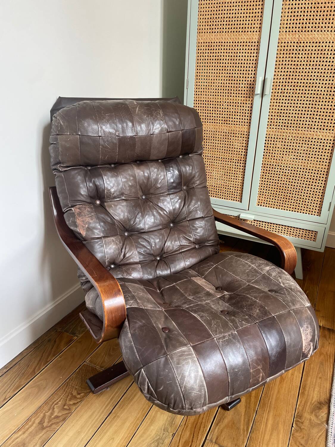 1970s Scandinavian armchair in curved laminated wood with a leather seat.
