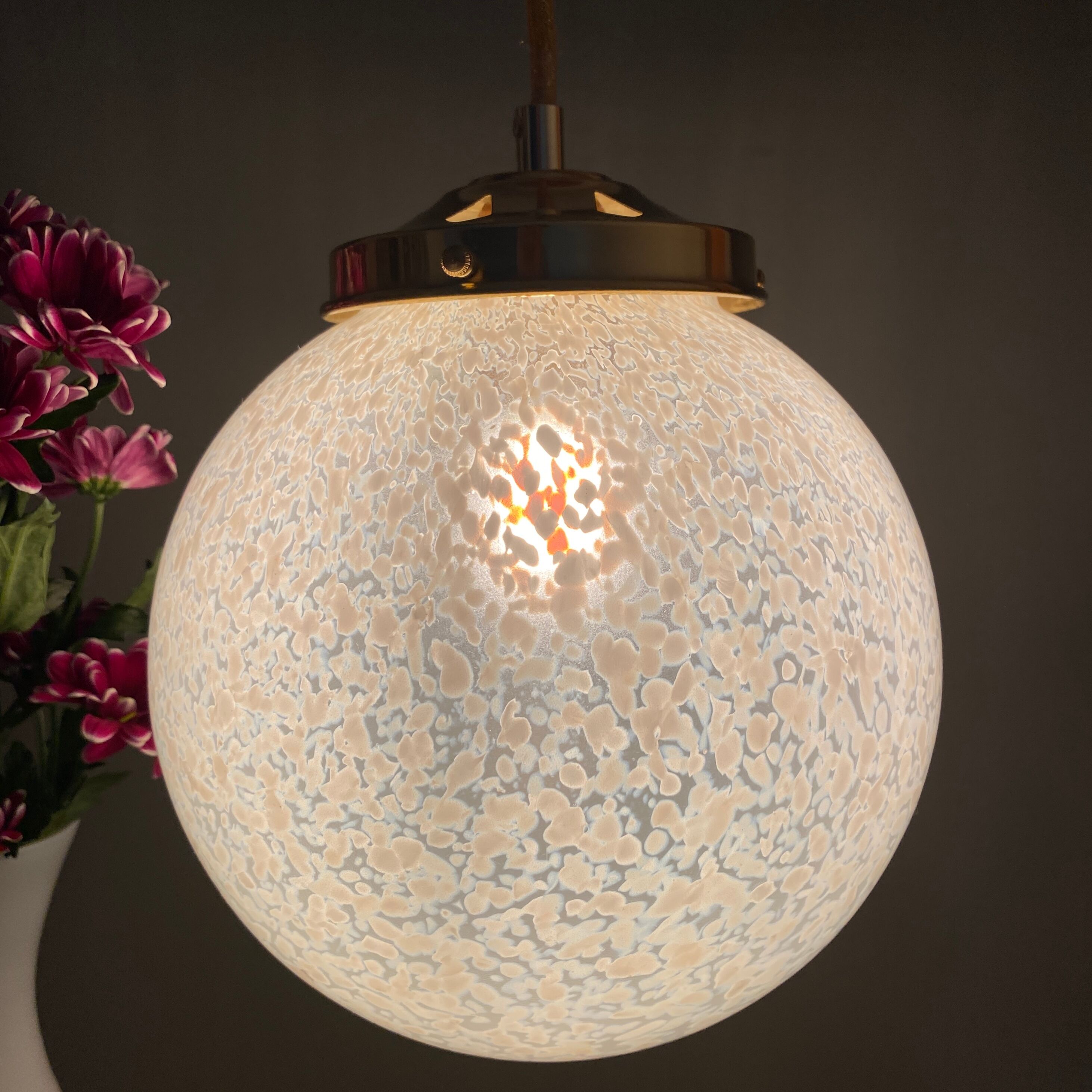 Suspension globe vintage en verre de Clichy blanc