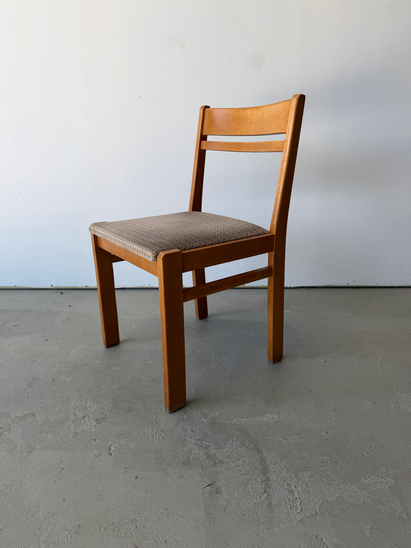 Série de 5 chaises design en orme massif vintage des années 80