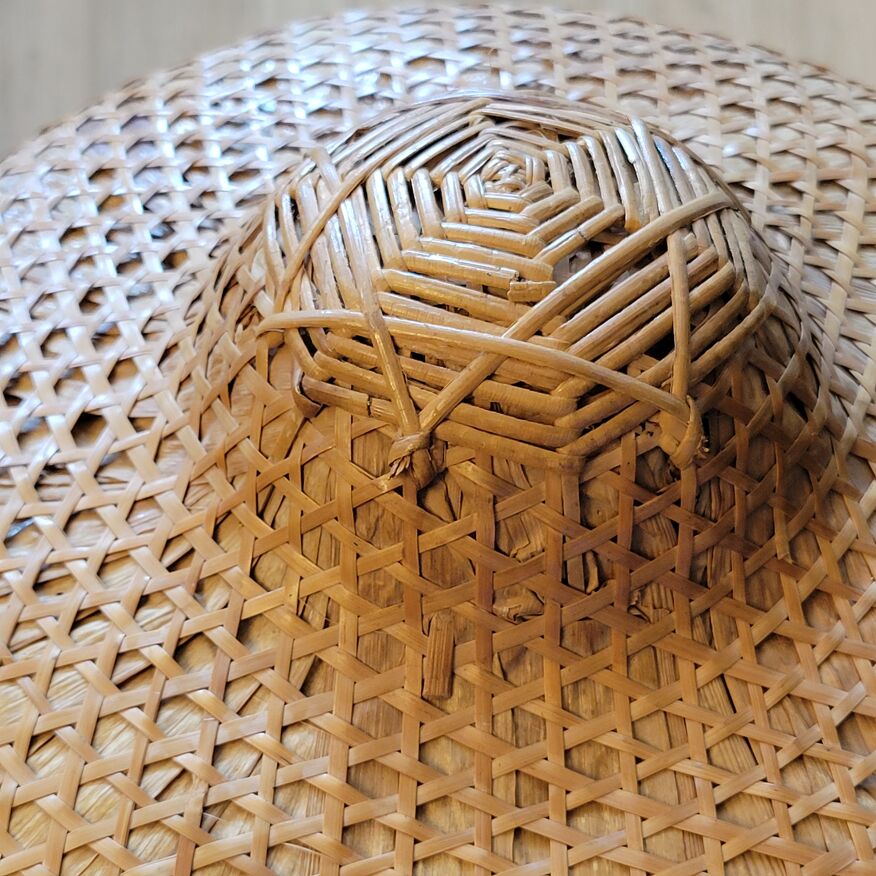 Ancien chapeau asiatique chinois tissé en paille osier bambou