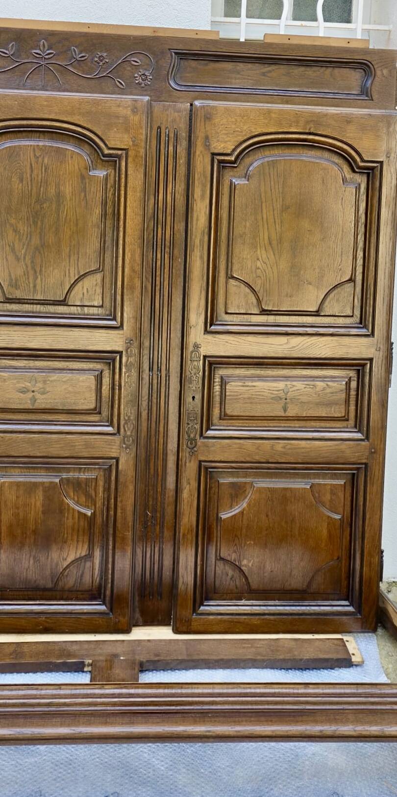 French handcrafted oak wardrobe – House of Centuries