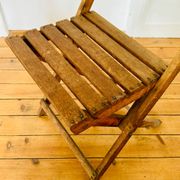 Deux chaises pliantes en bois vintage, vers 1960