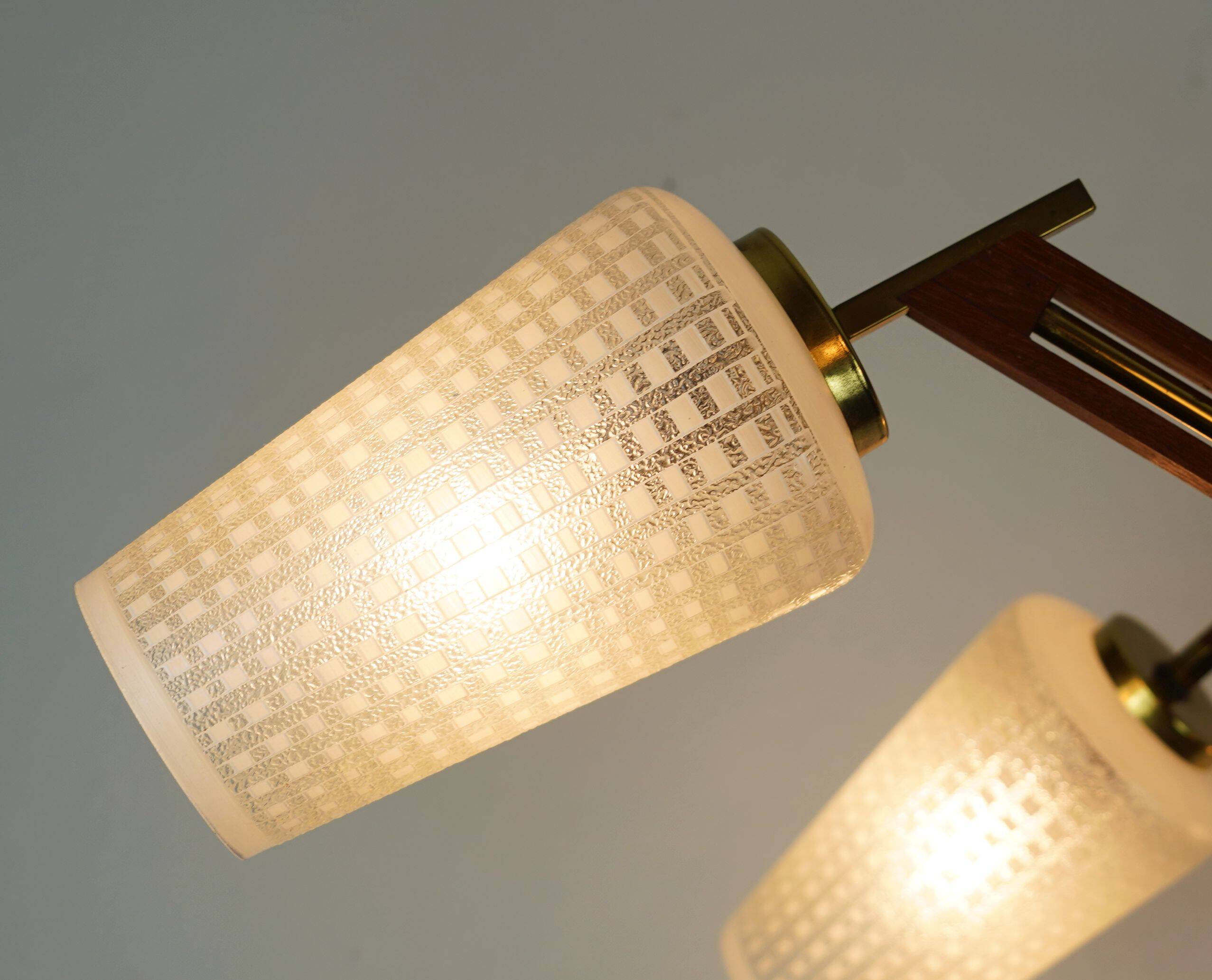 Lustre en teck, laiton et verre à 8 lumières de style sputnik des années 1960.