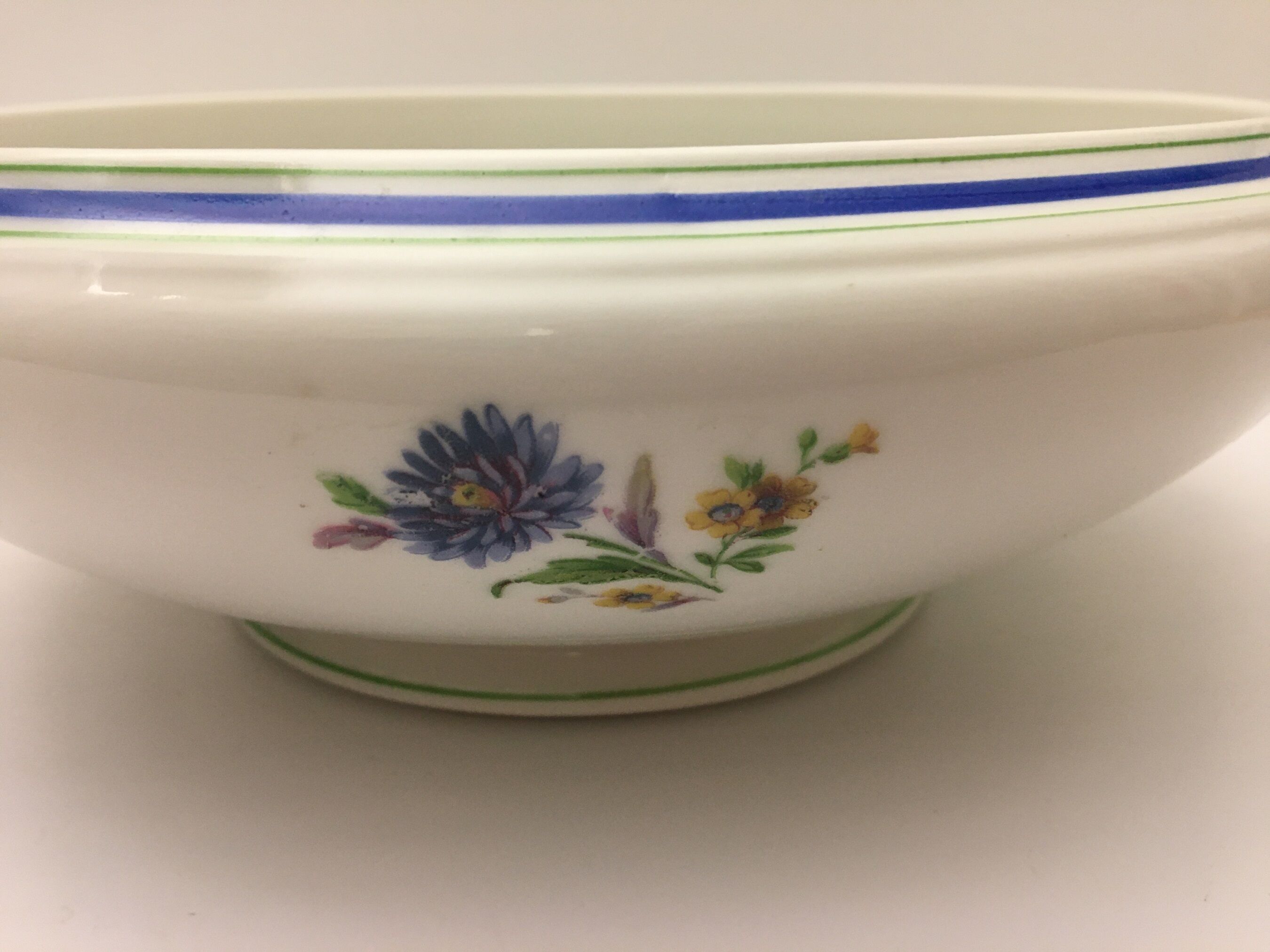 Salad bowl " Lourioux Foëcy " with flower motifs.