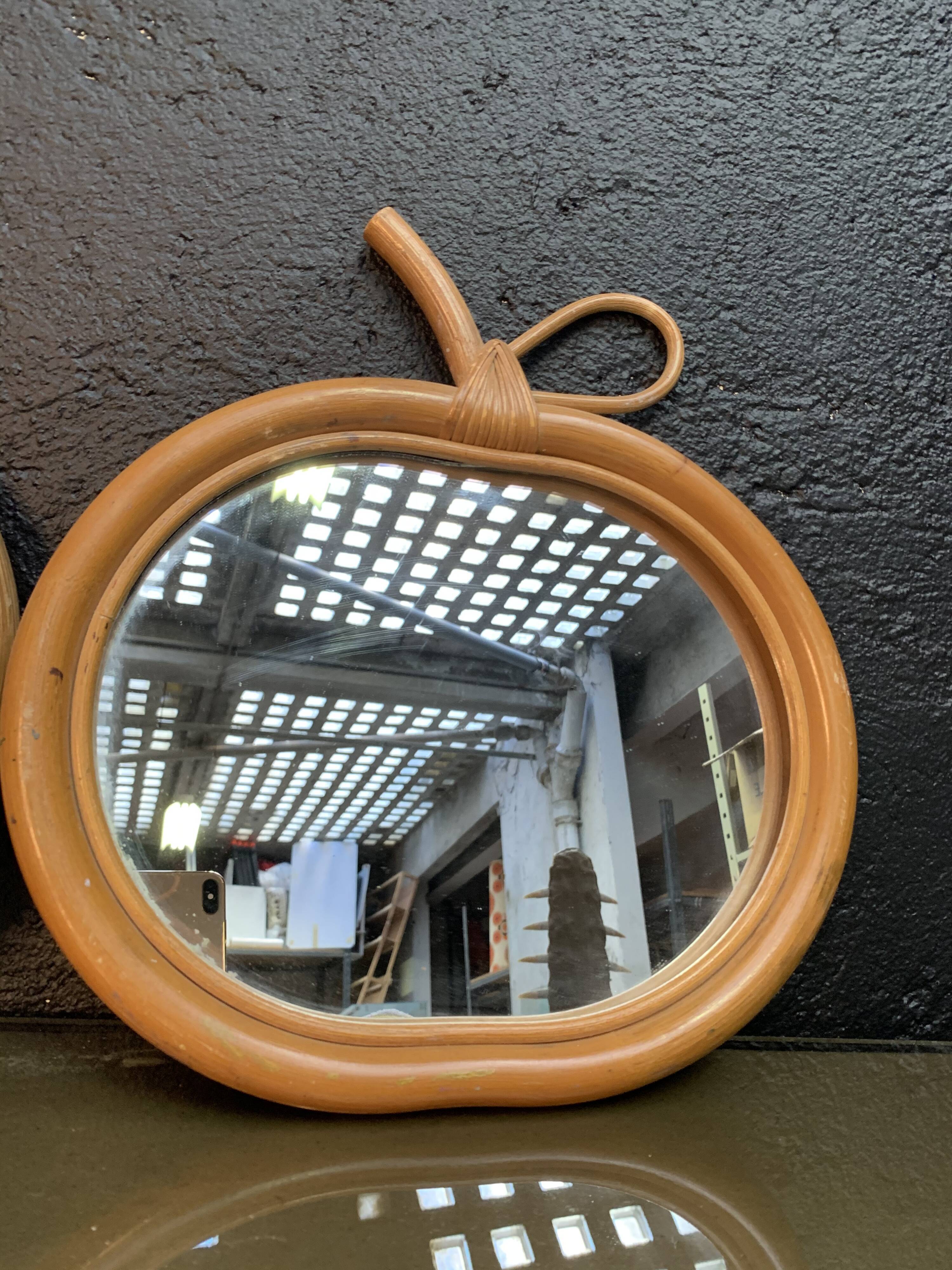 Paire de miroirs en rotin à décor de pomme  vintage