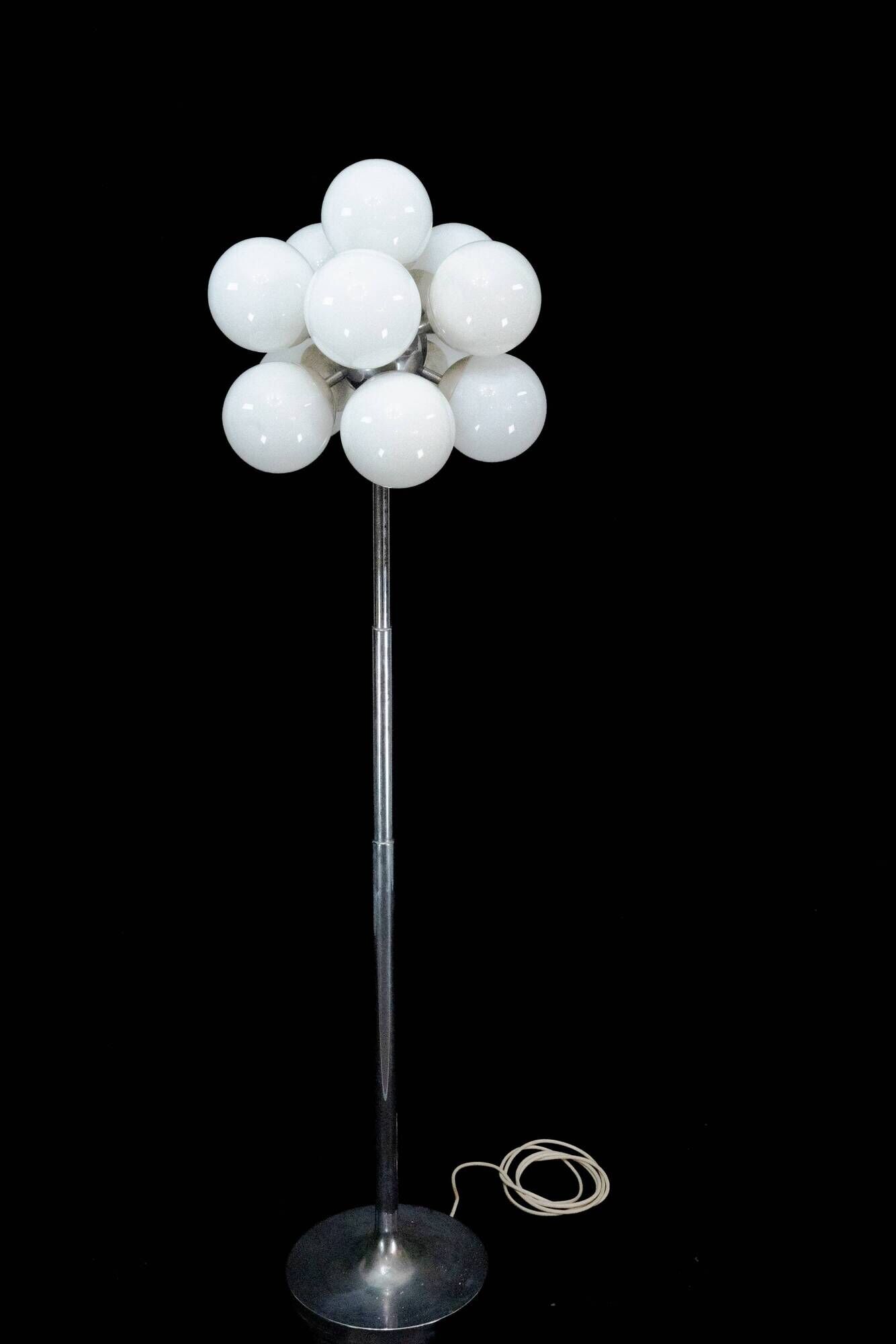 Vintage Italian space age floor lamp by Reggiani, dating from the 1960s.