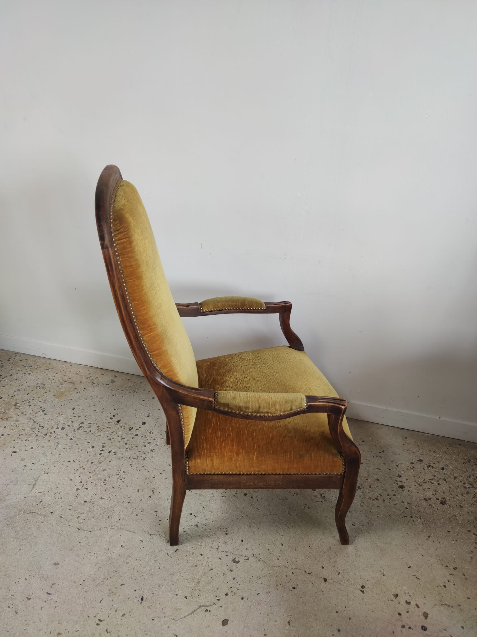 Fauteuil Voltaire garniture de velours jaune