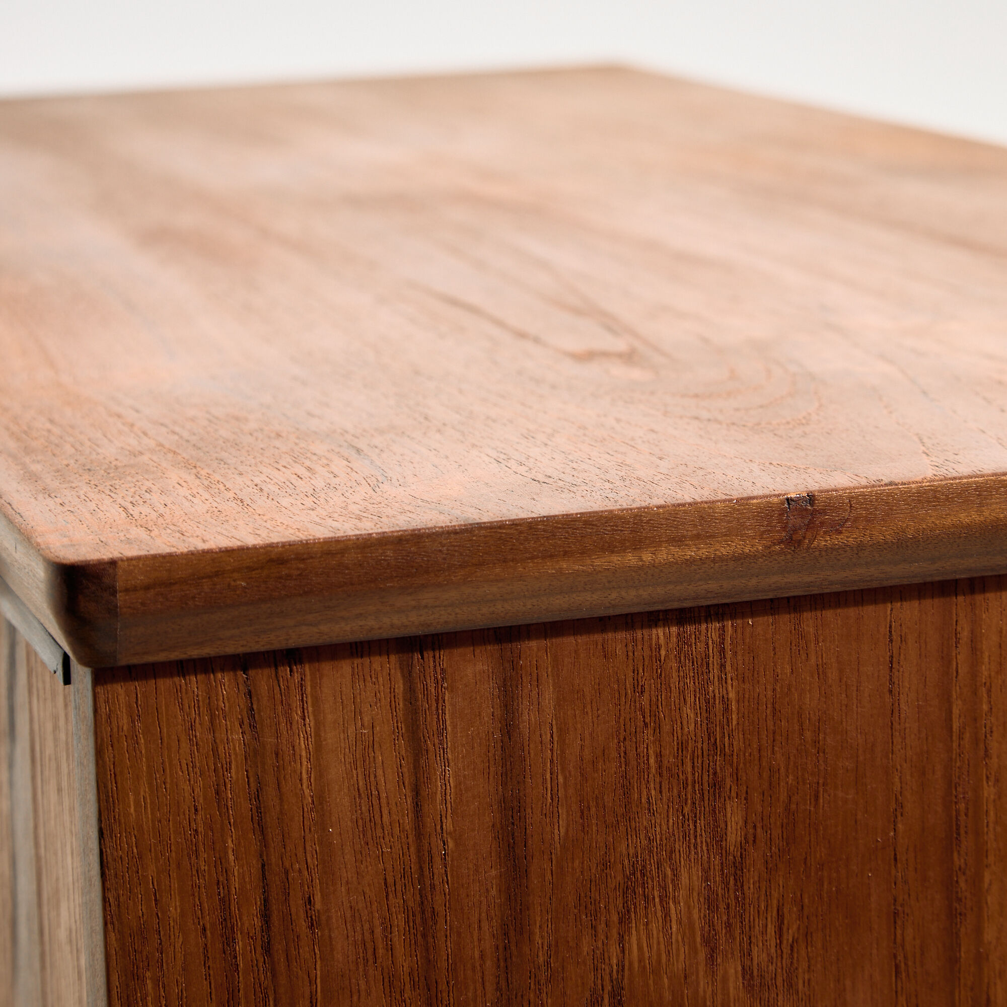 Commode en teck restaurée avec six tiroirs