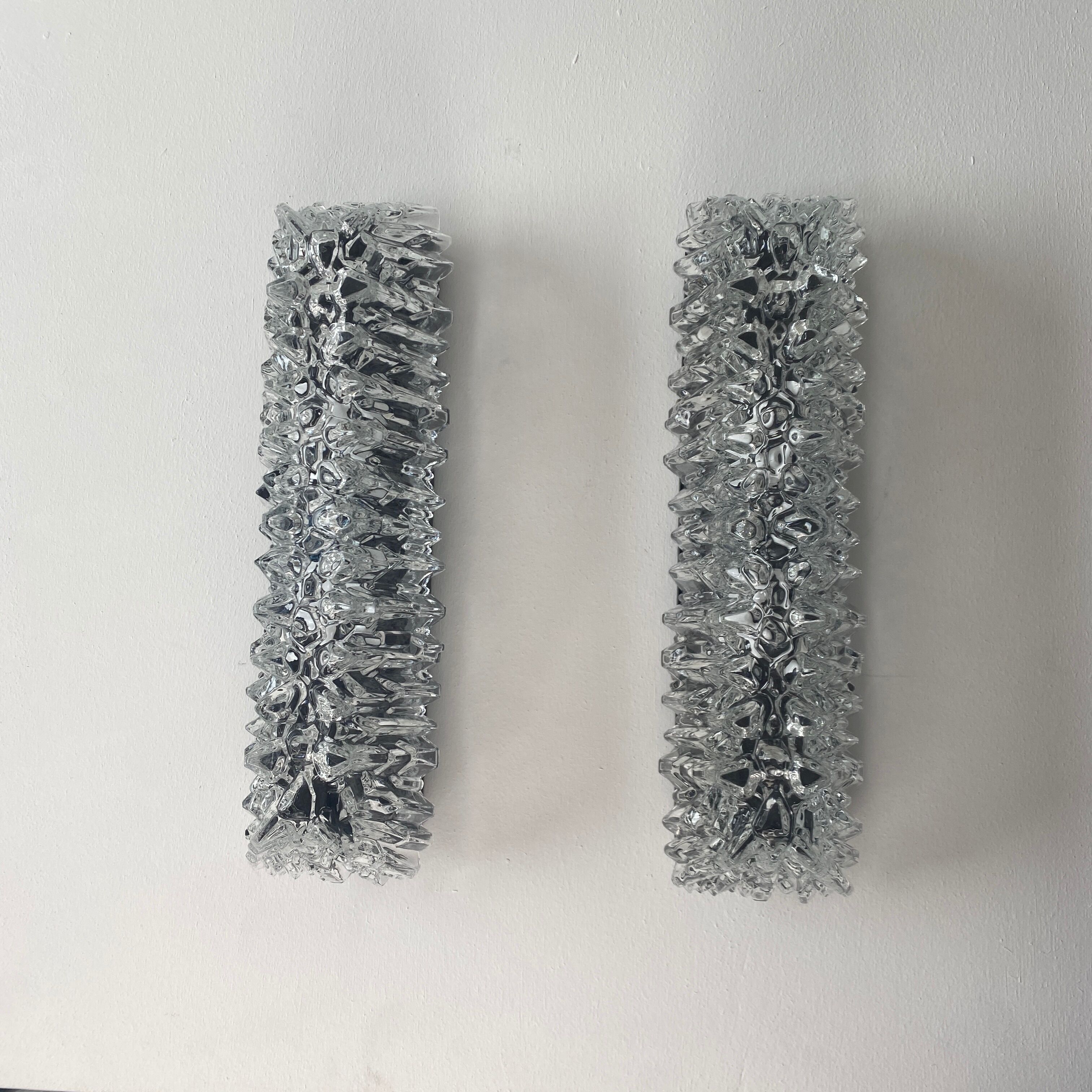 LOT 2 OLD VINTAGE WALL LAMPS IN MOLDED GLASS