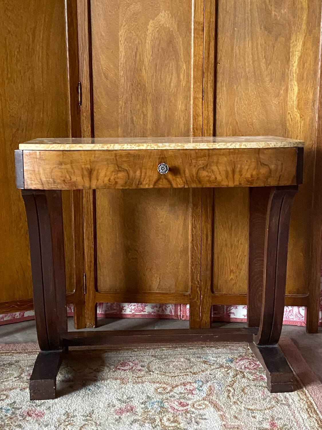 Art Deco console table in oak and walnut – chic and elegant beige marble top