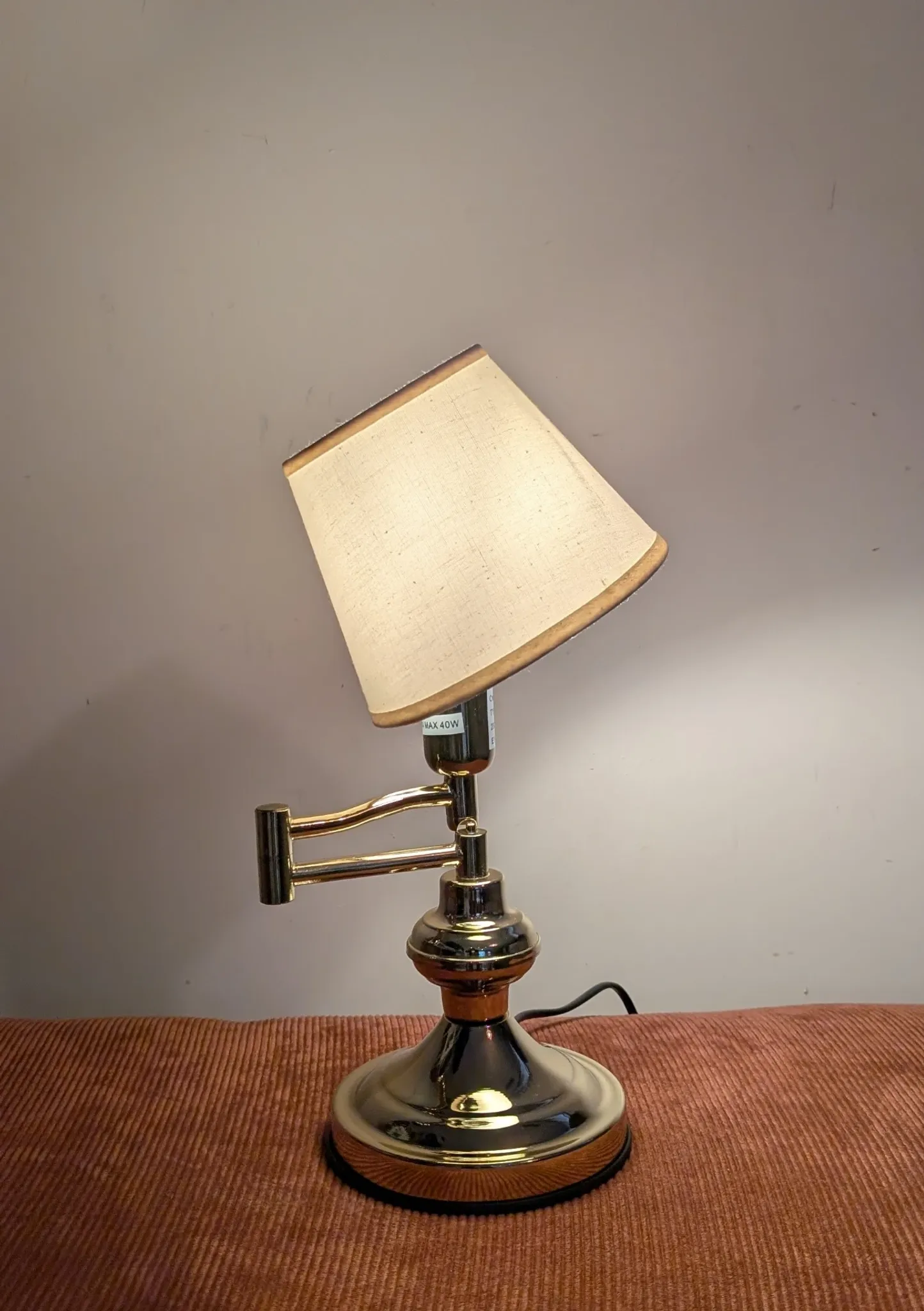 Vintage table lamp in woven rattan, honey colour & beige lampshade –