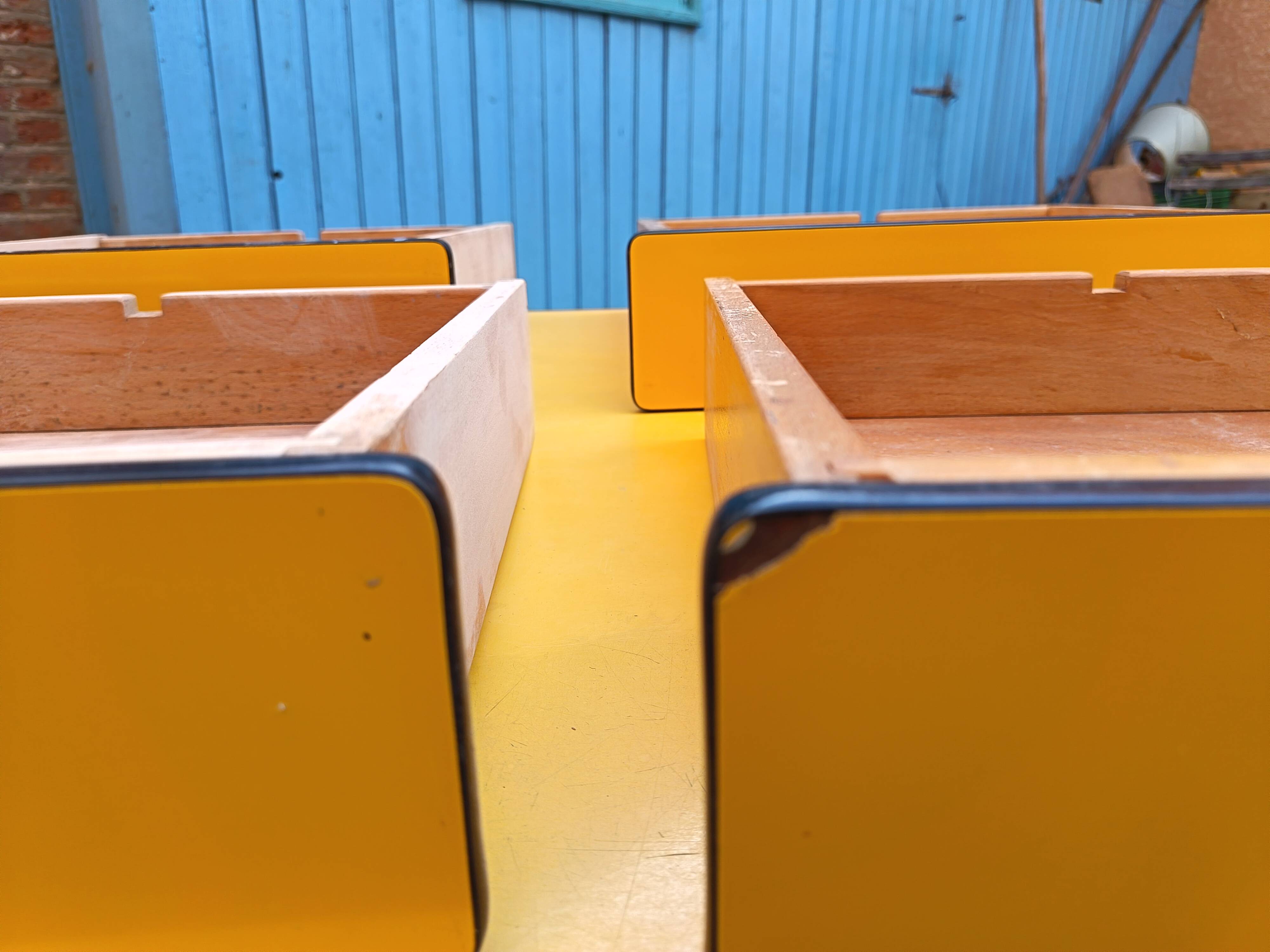 Table en formica jaune vif années 70