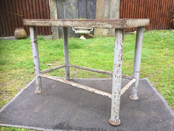 Table vintage en métal provenant d’un atelier industriel à relooker