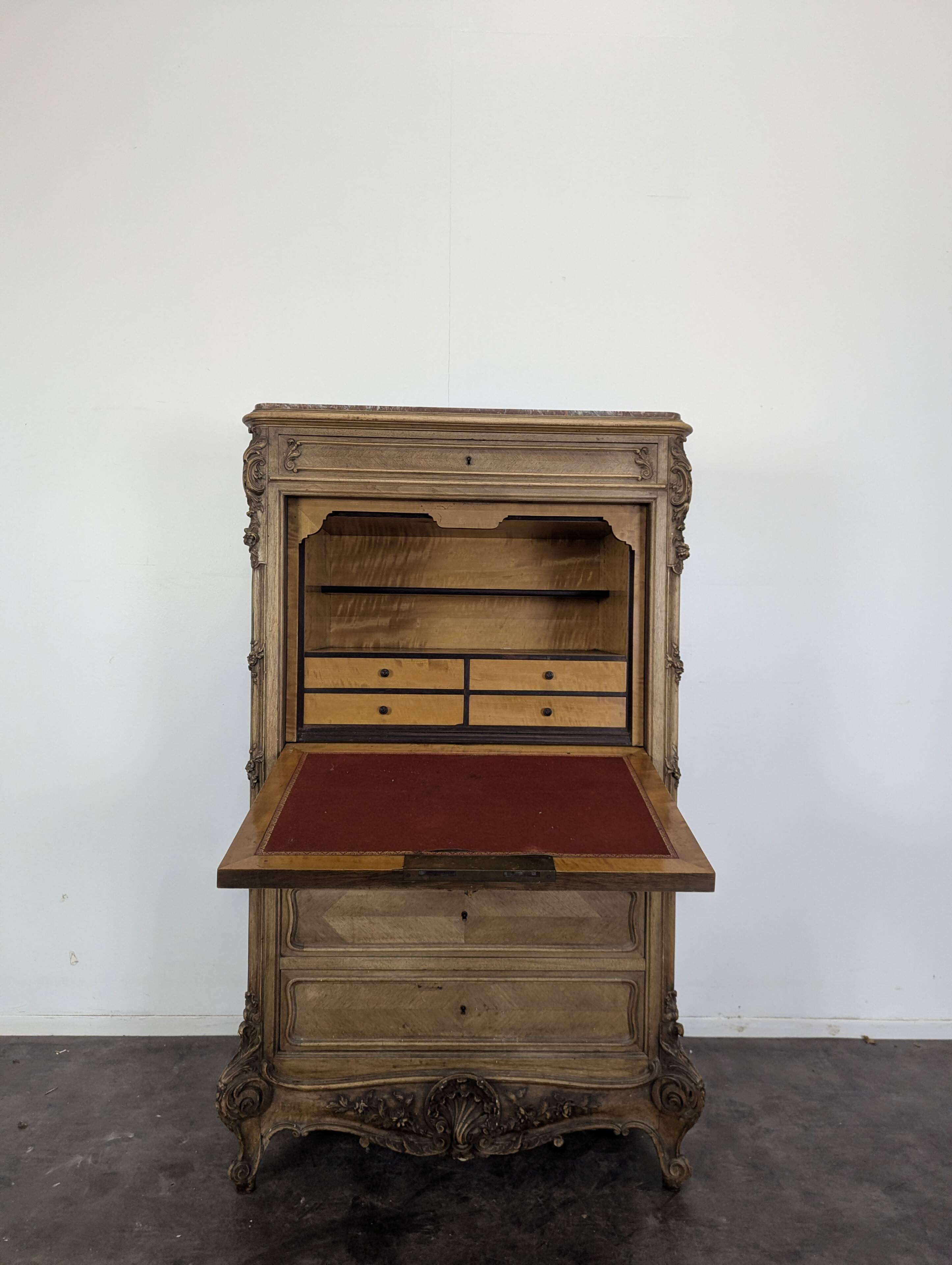 Baroque secretary in Louis XV style made of walnut.