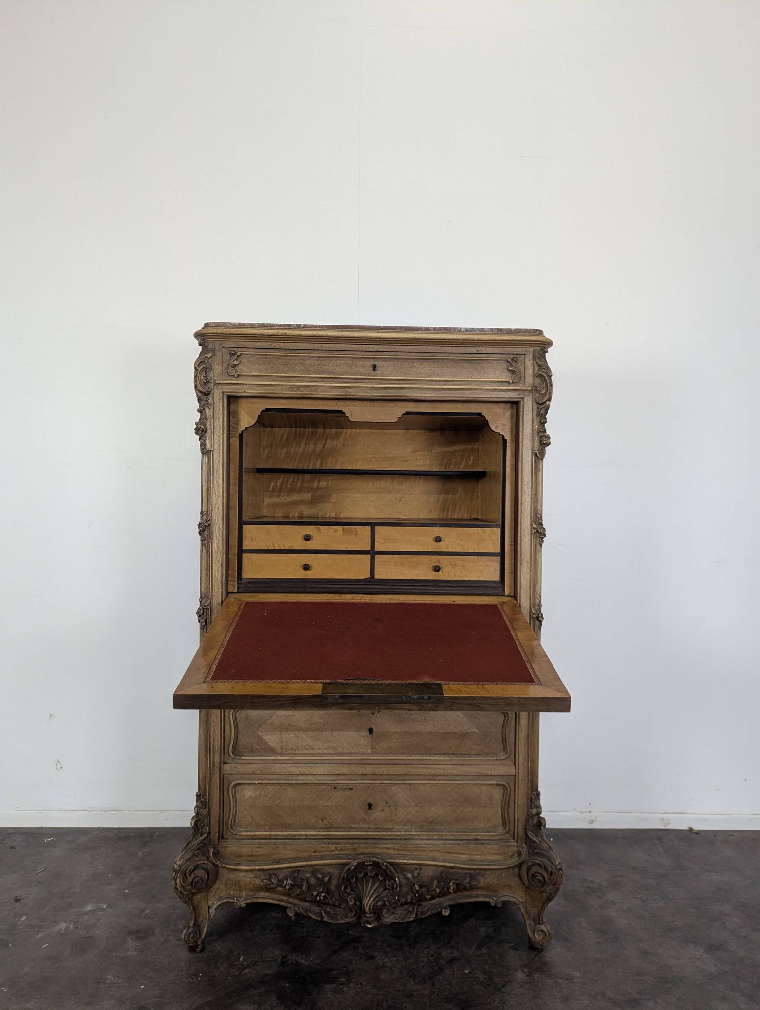 Baroque secretary in Louis XV style made of walnut.