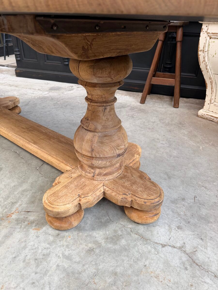 Oval table in solid oak