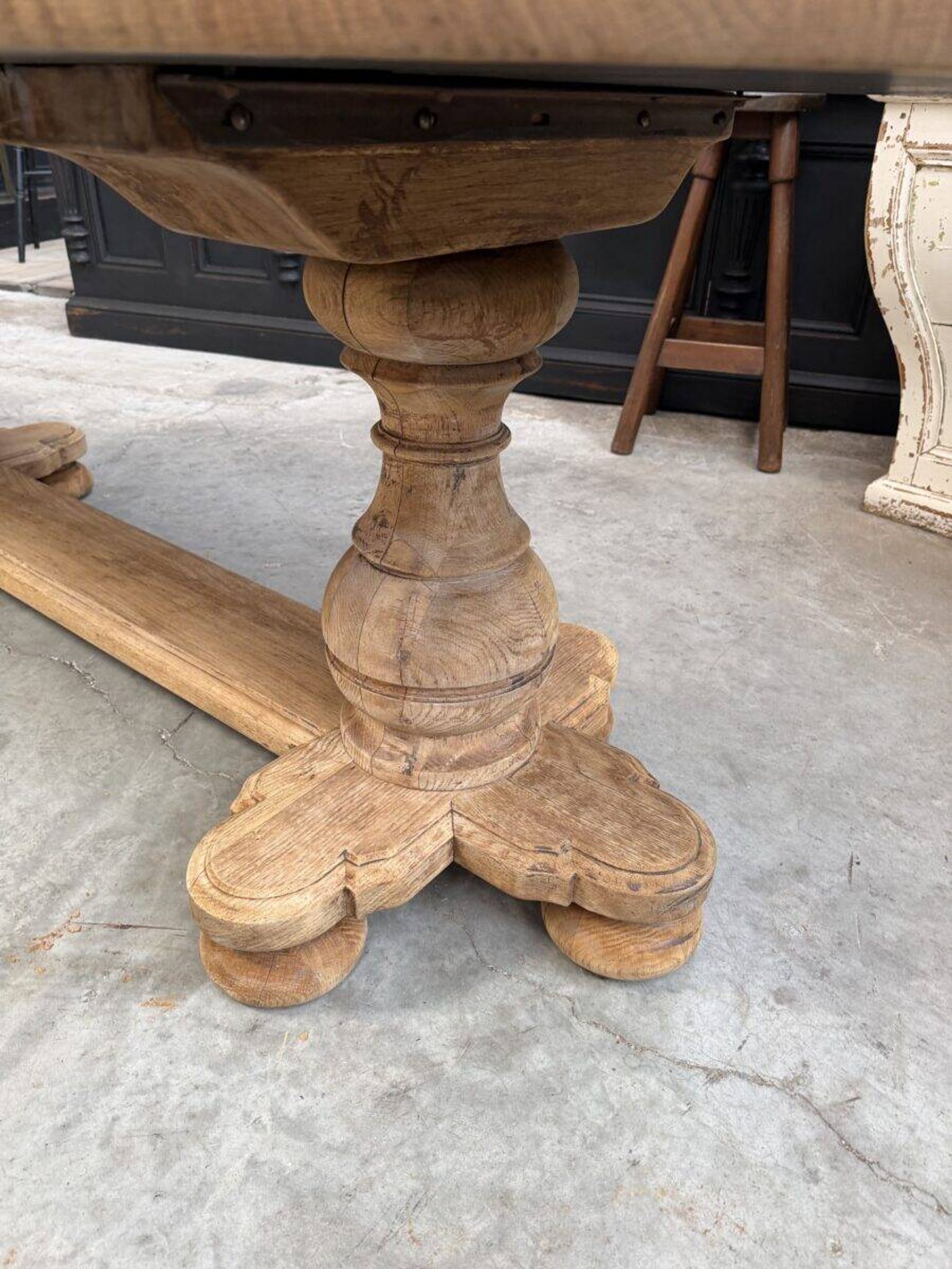 Oval table in solid oak