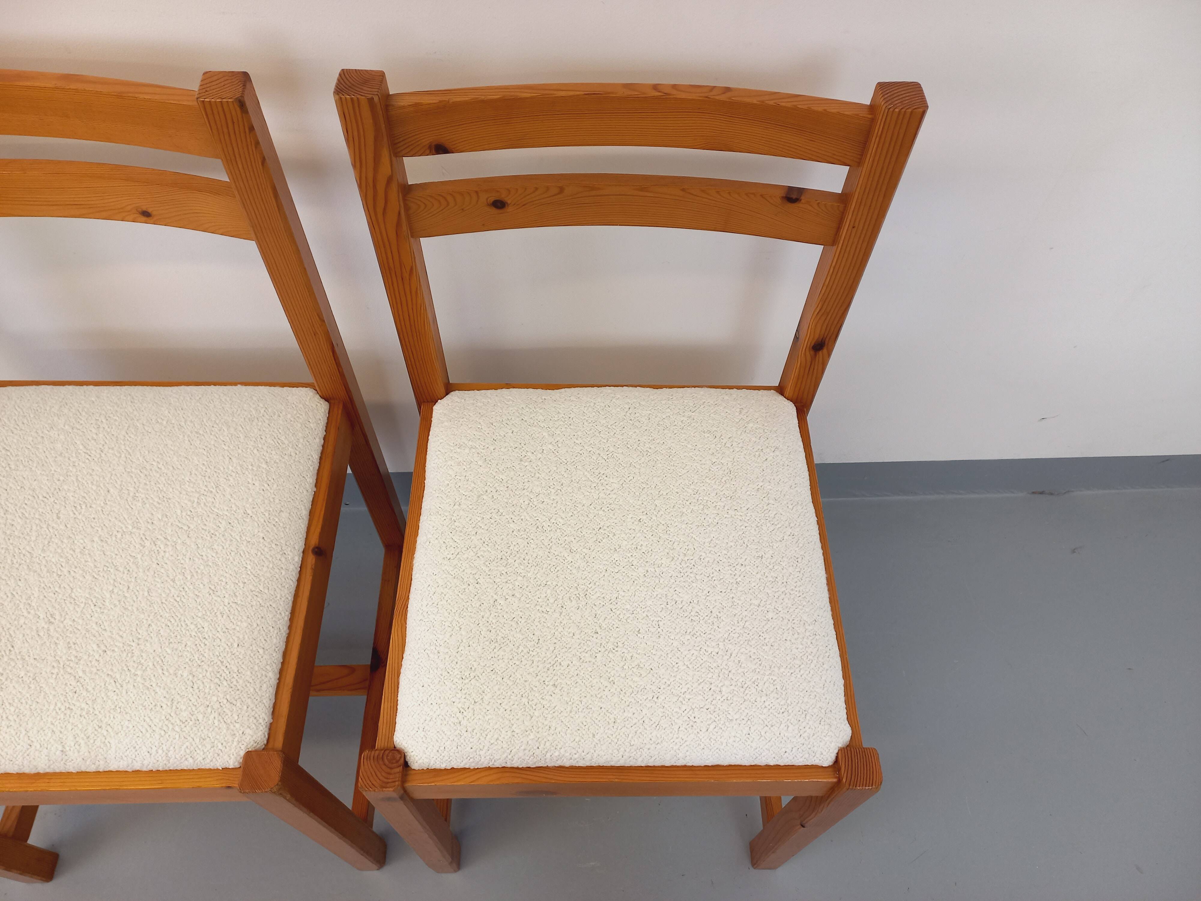 Pair of vintage chairs in pine and white terry fabric from the 70s