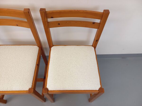 Paire de chaises vintage en pin et tissu bouclette blanc des années 70