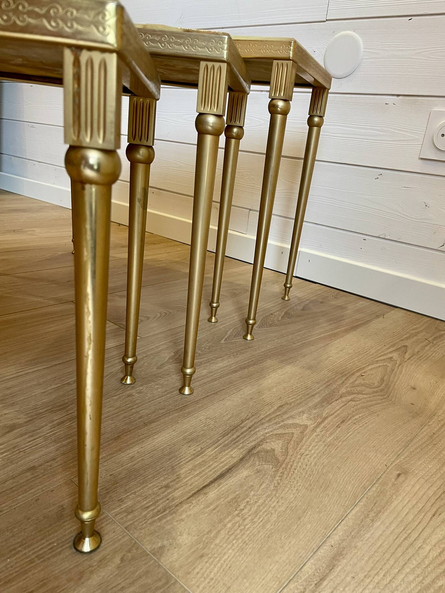 Set of 3 vintage nesting tables in onyx and gold metal from the 1970s.