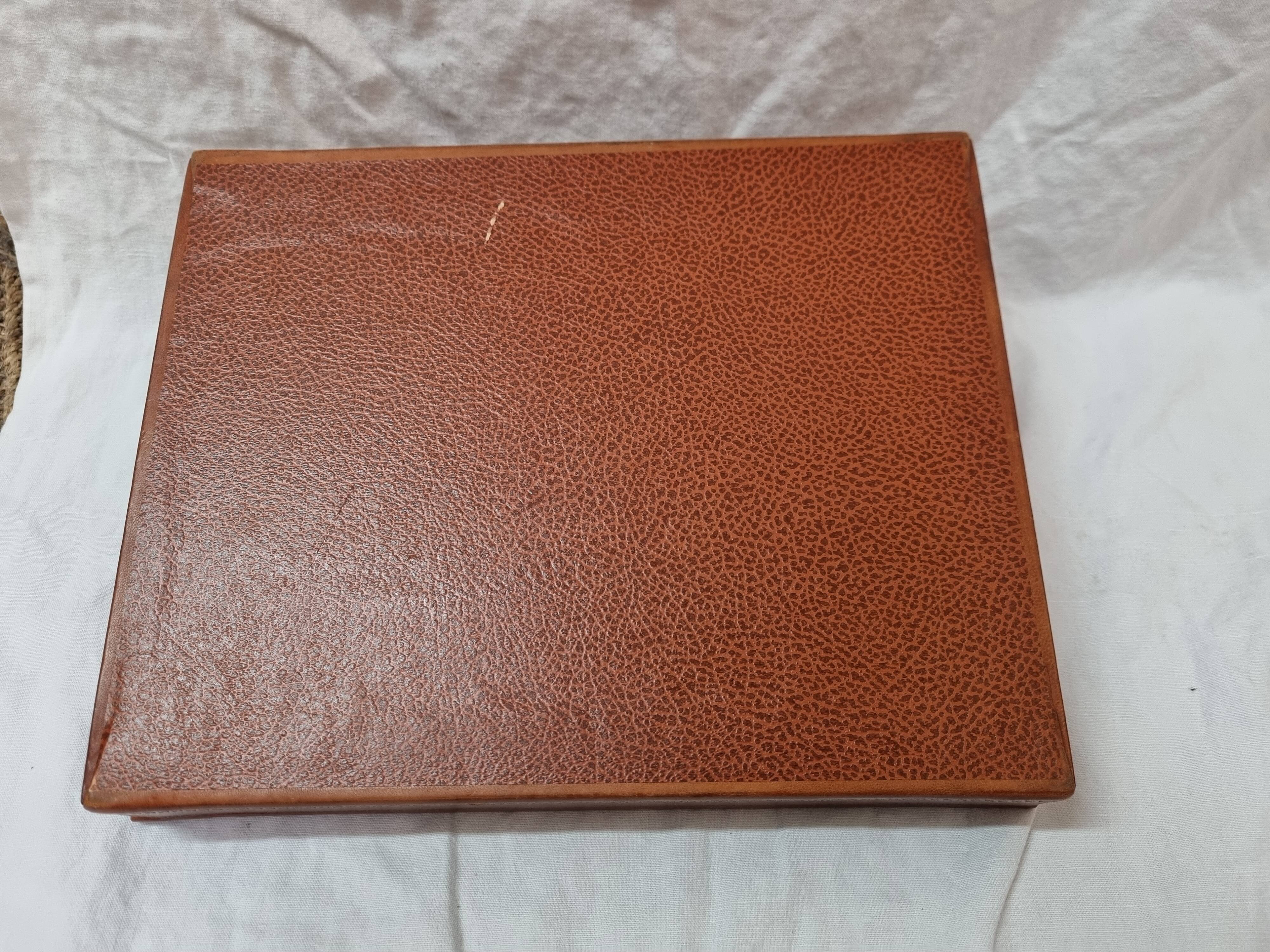 Écritoire de voyage en cuir vers 1940-50