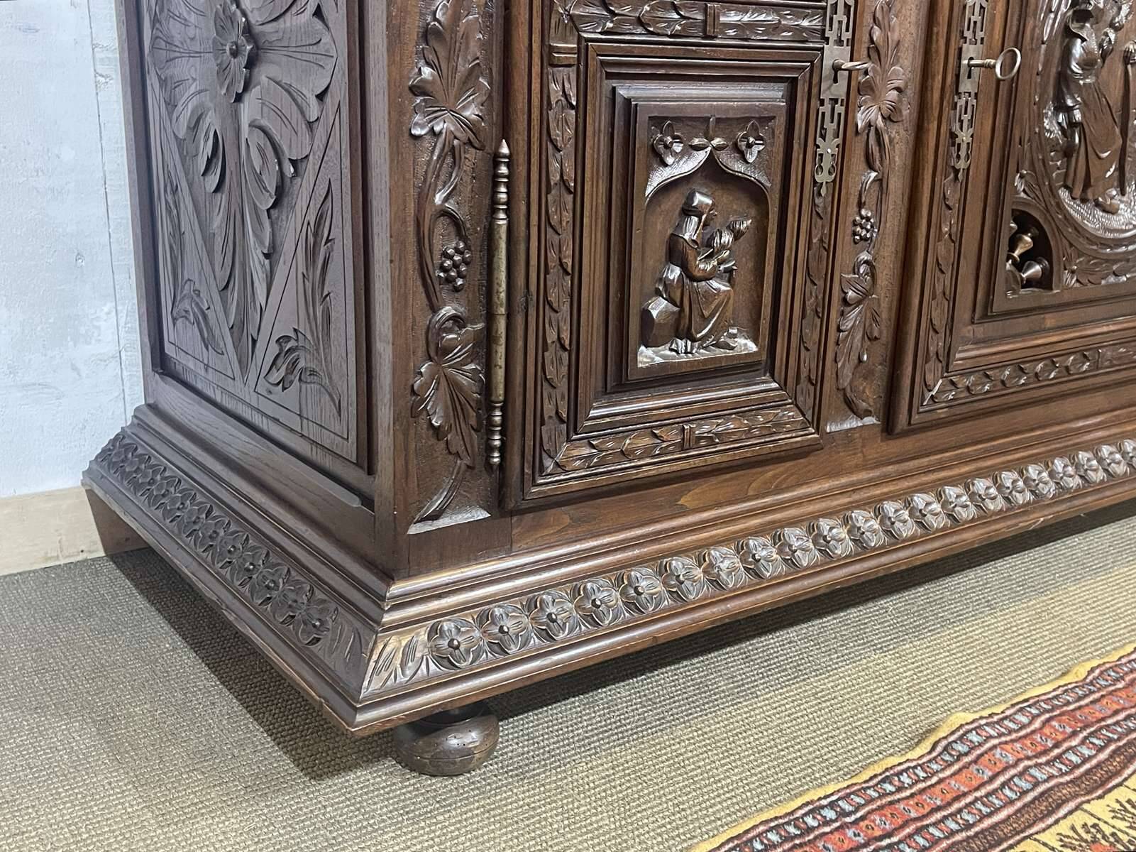 Buffet Breton 2 corps début XXème en châtaignier richement sculpté