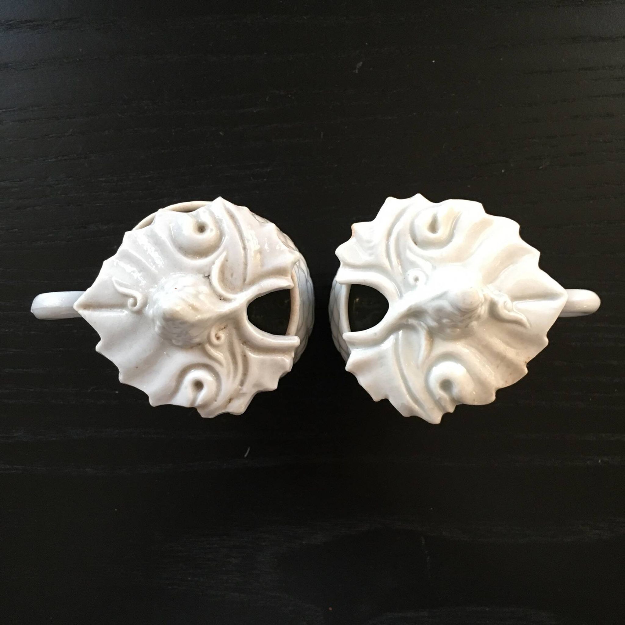 Paire de pots en barbotine