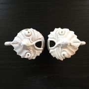 Paire de pots en barbotine