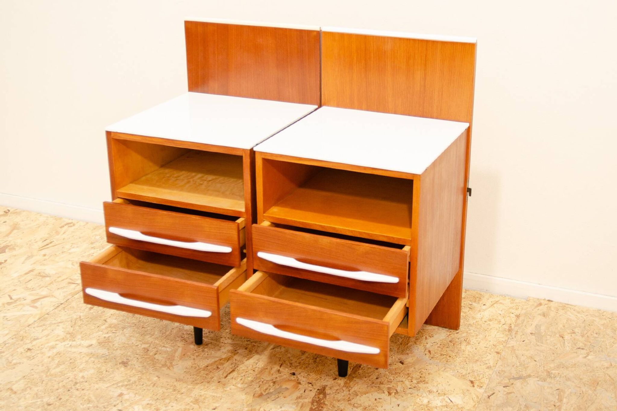 Paire de tables de chevet entièrement rénovées par Mojmír Požár, années 1960, Tchécoslovaquie