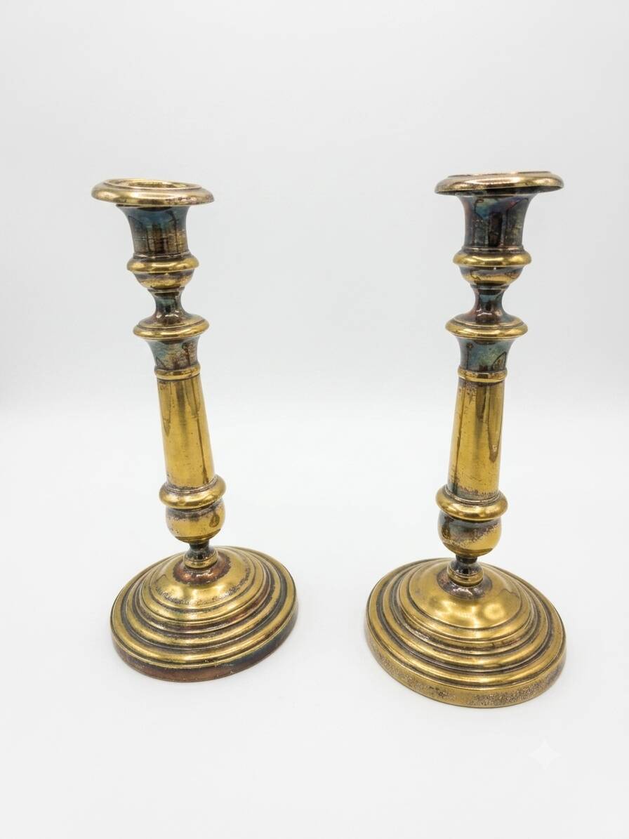 Paire de bougeoirs anciens en laiton