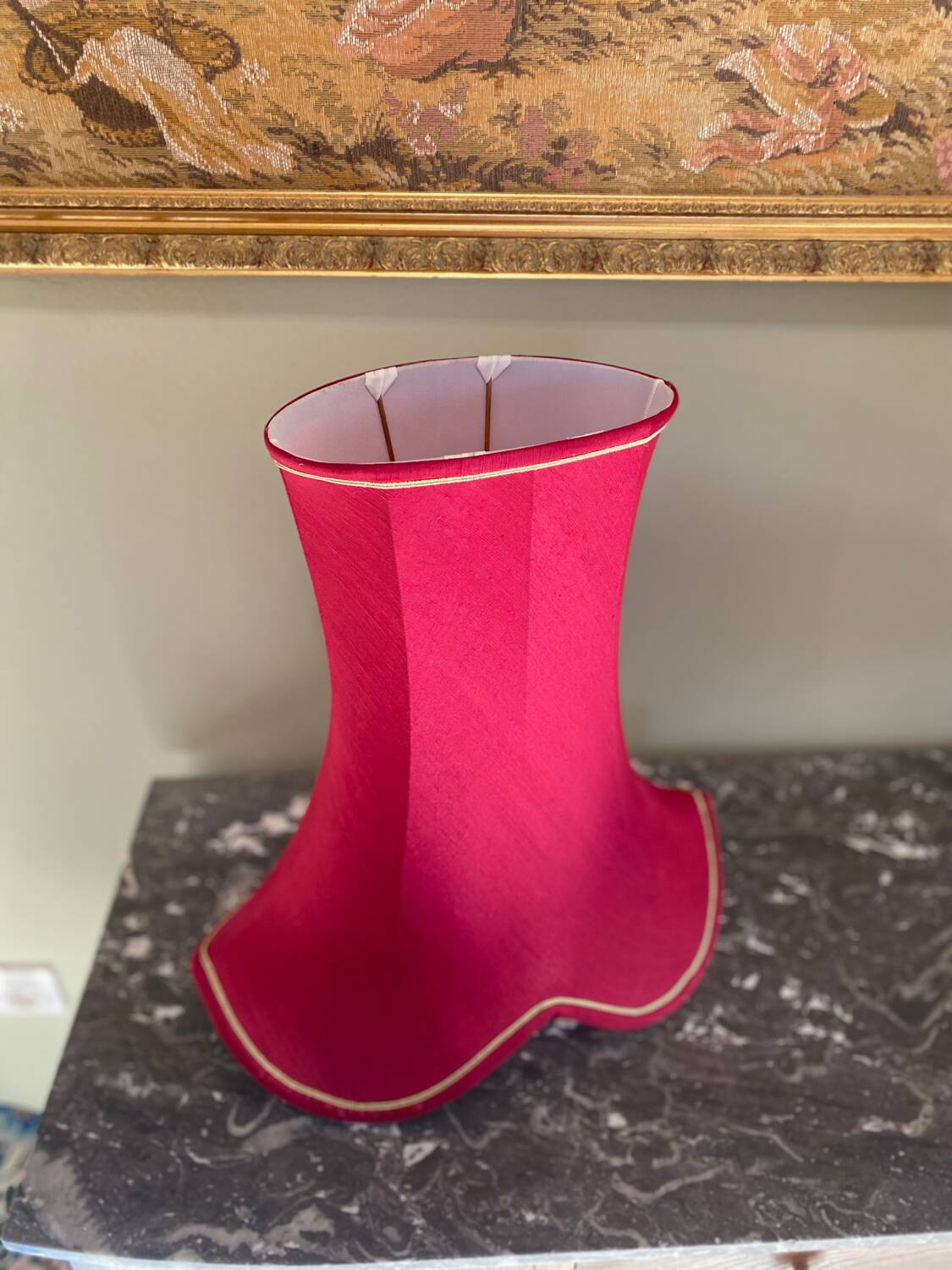 Lampshade in pinkish-burgundy fabric