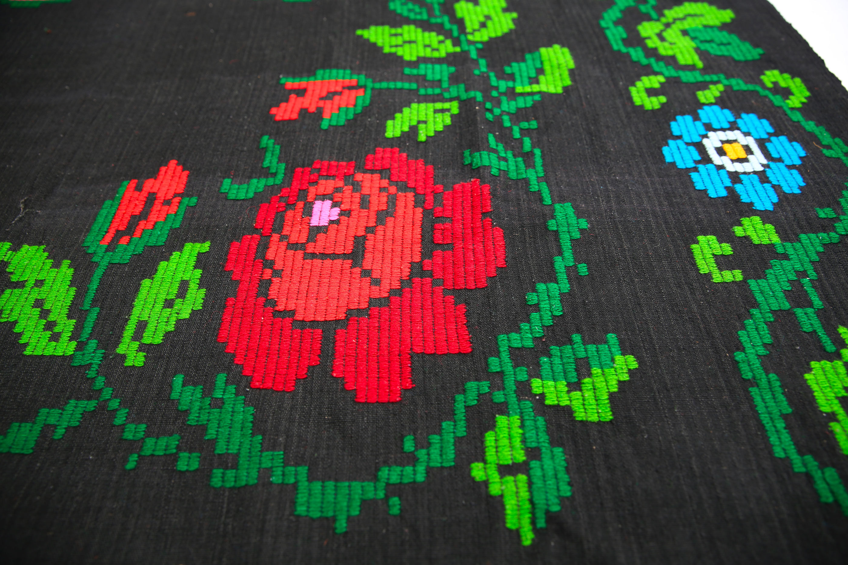 Traditional and ancient romanian rug with bohemian floral motifs 155x215cm