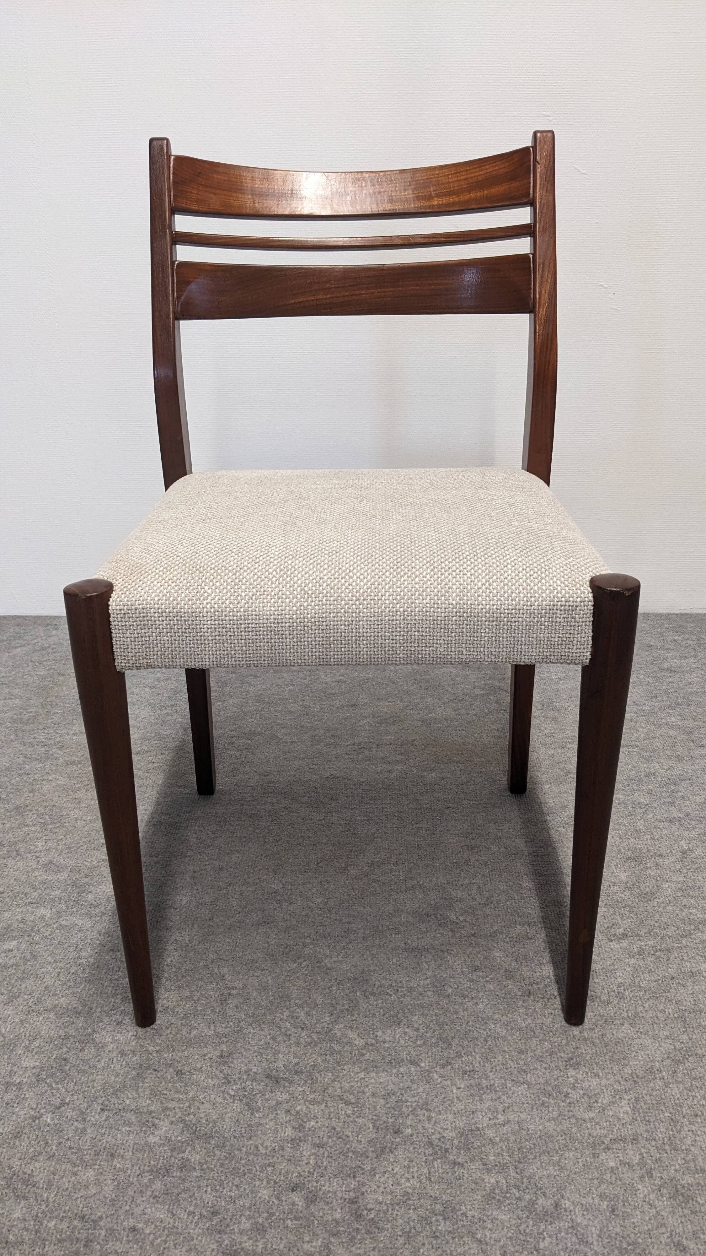Série de 4 chaises de style scandinave en teck, France vers 1970