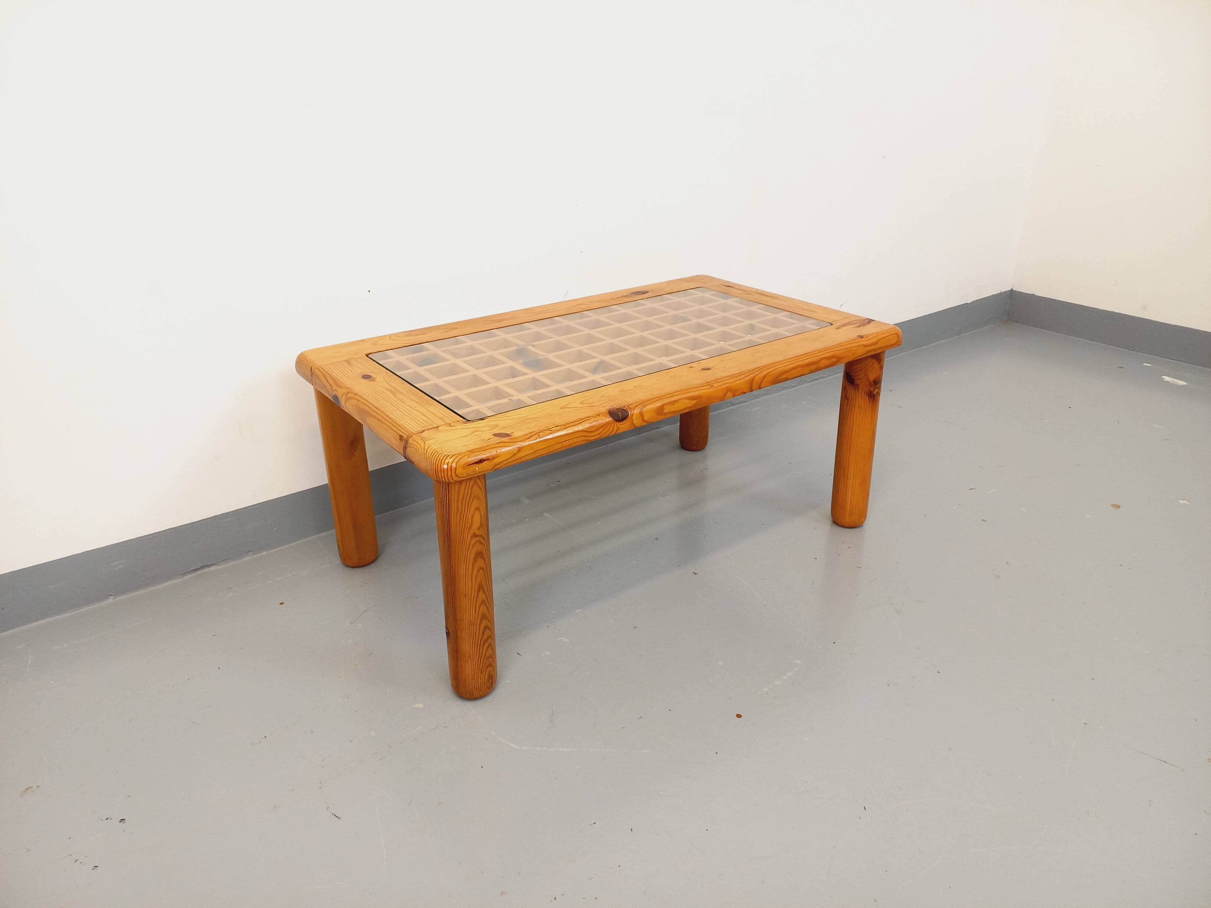 Vintage modernist coffee table in pine and glass from the 70s and 80s.