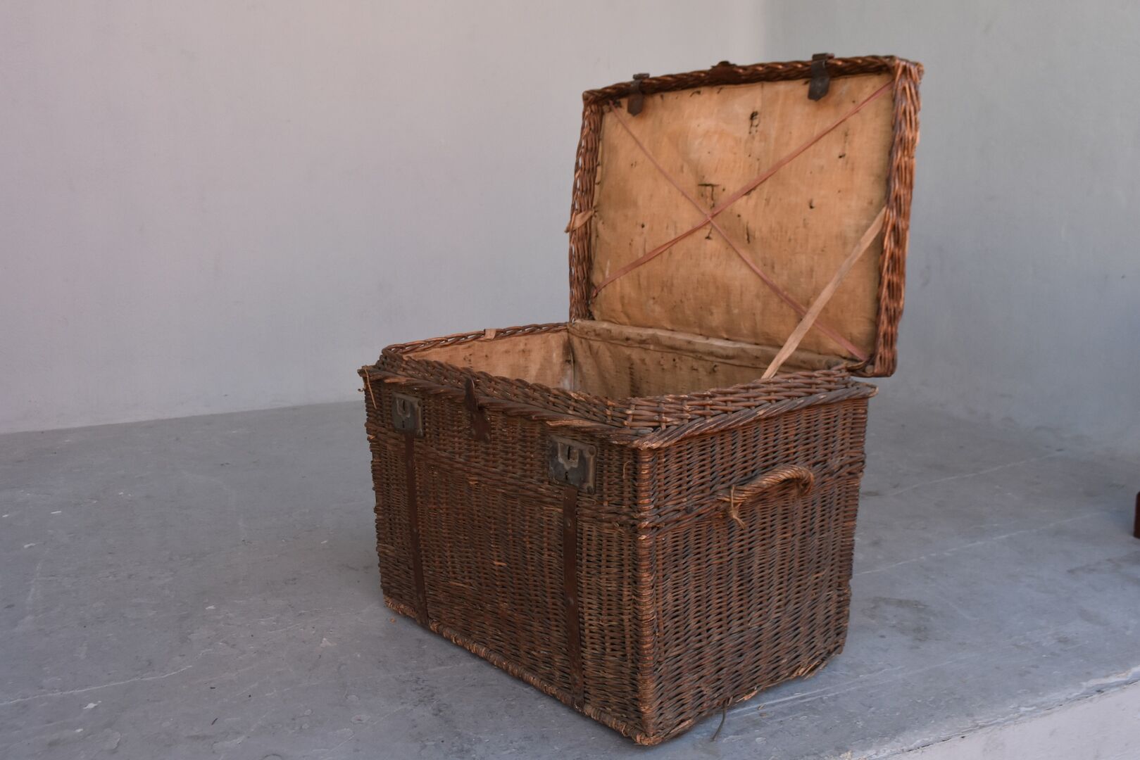 Travel trunk 1900 in wicker