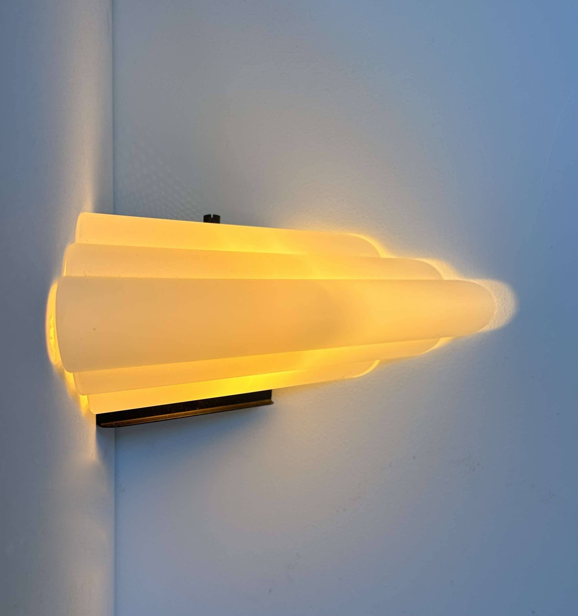 Vintage Murano opal glass corner wall lamp, by Vetri Italy 1970